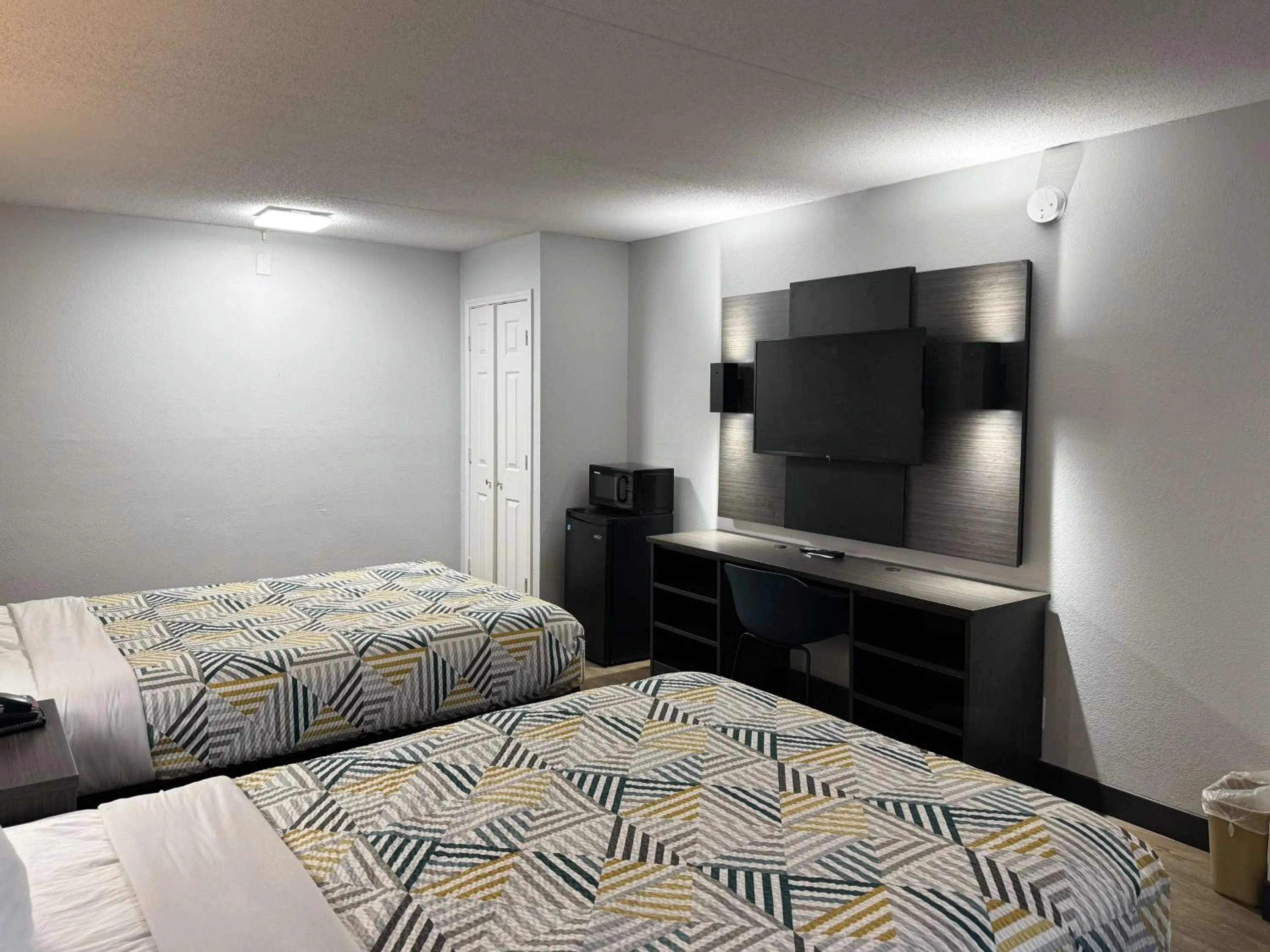 Bedroom, Bed in Motel 6 Huntsville AL University Dr.