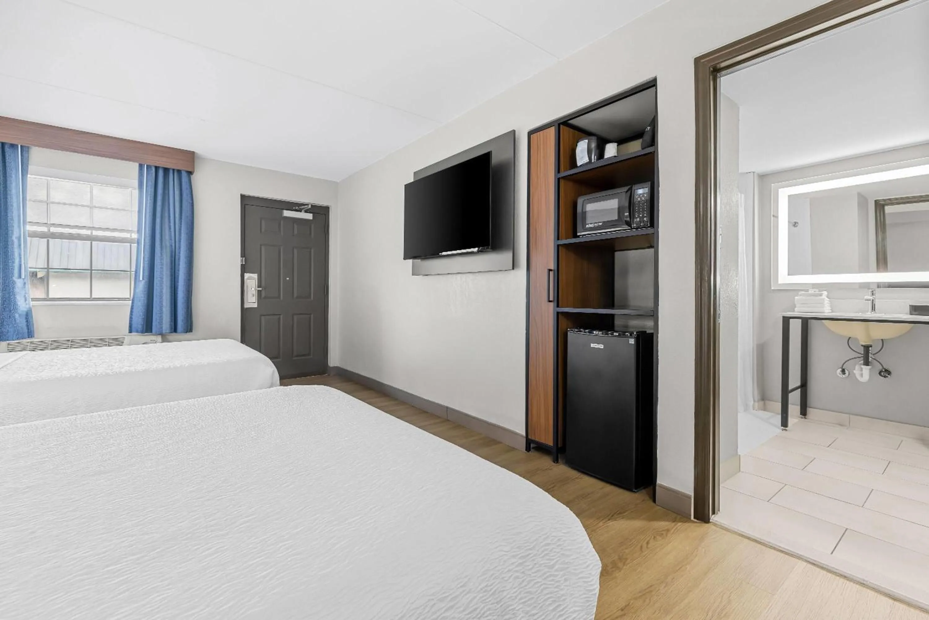 Bed in La Quinta Inn by Wyndham Huntsville Research Park