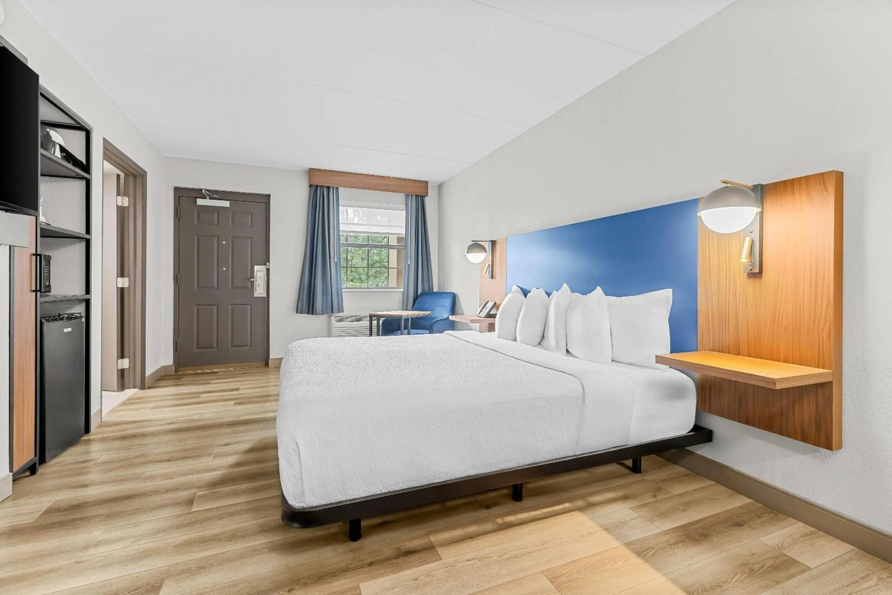 Bed in La Quinta Inn by Wyndham Huntsville Research Park