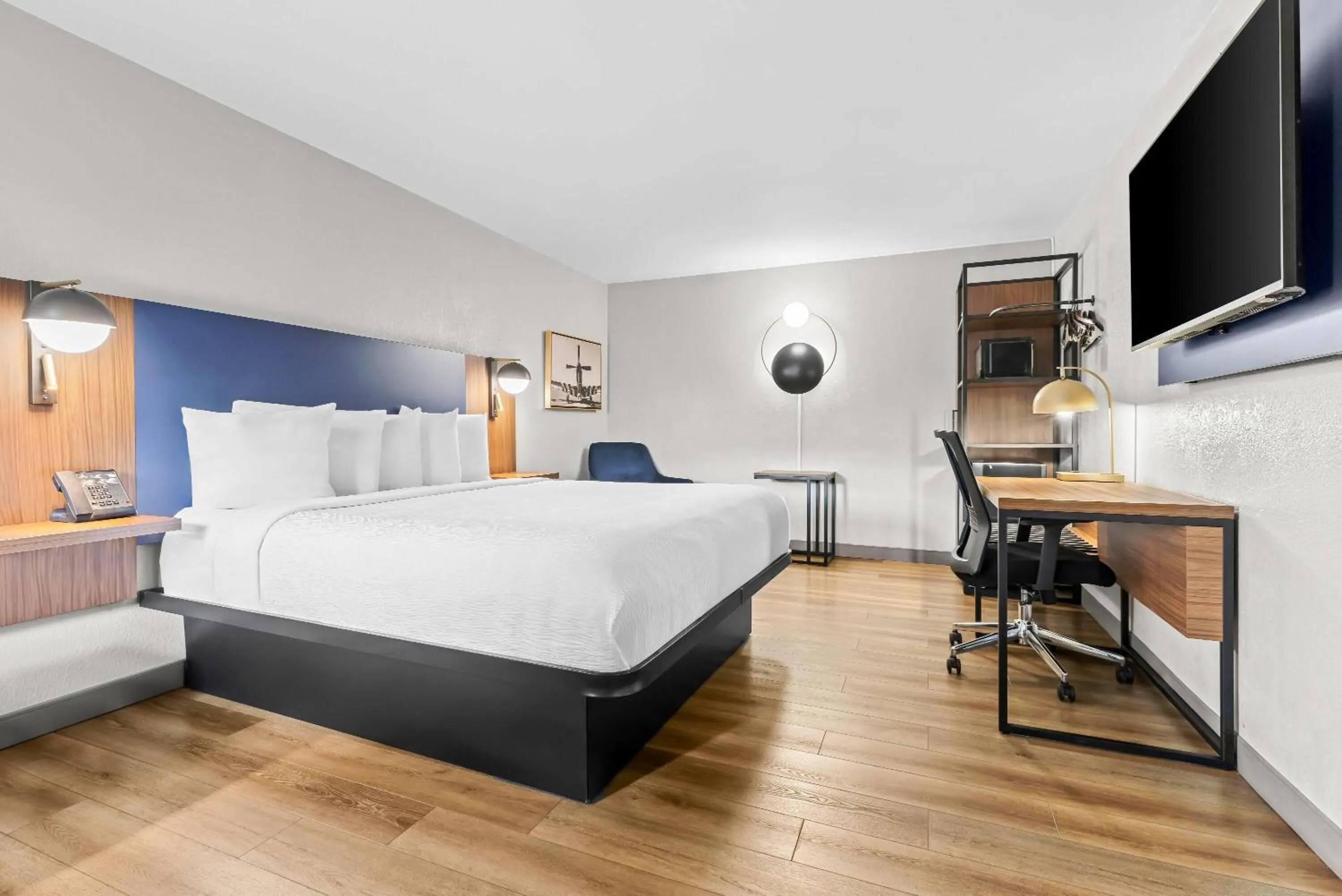 Bed in La Quinta Inn by Wyndham Huntsville Research Park