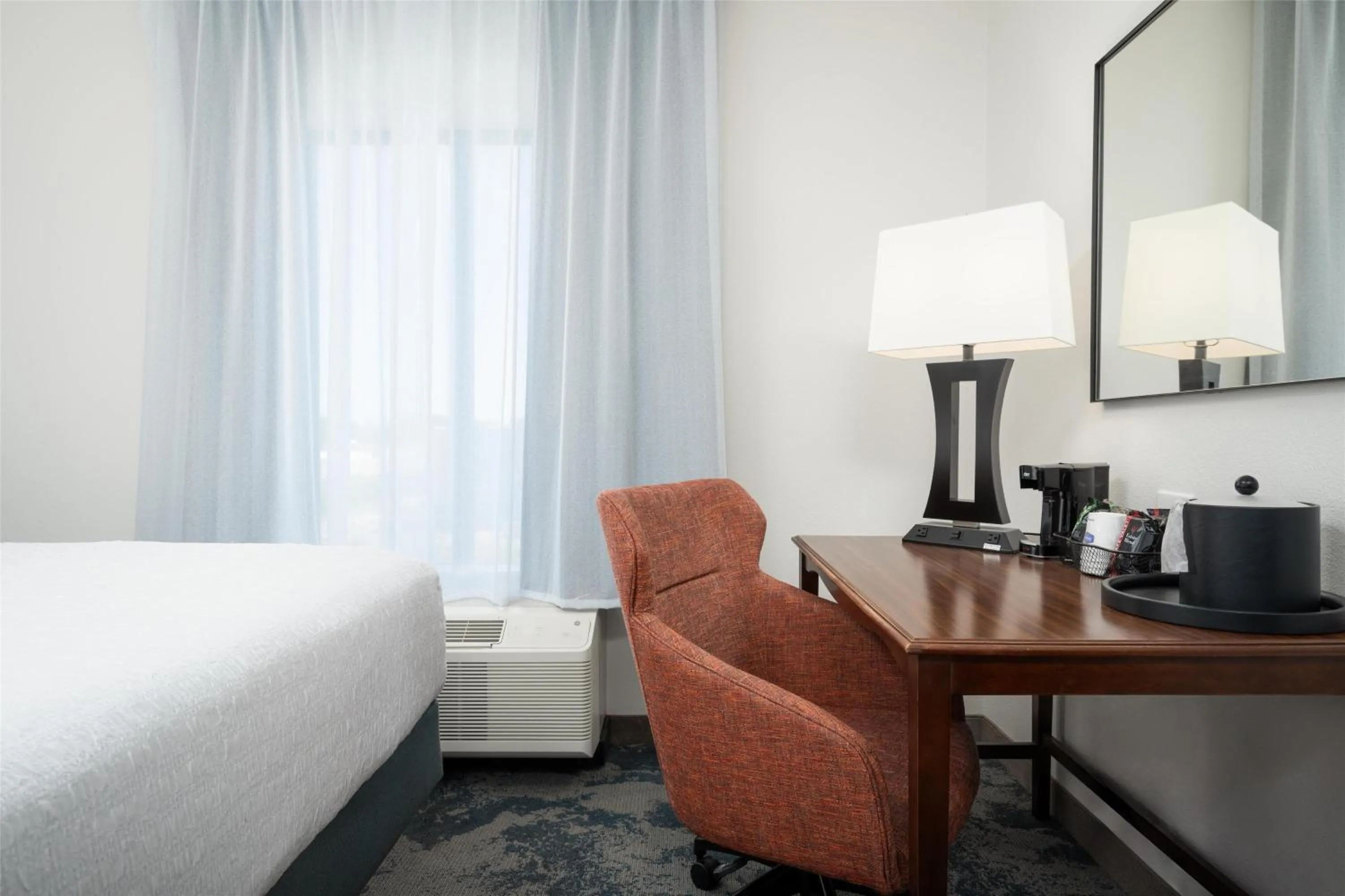 Bedroom, Bed in Hampton Inn Cleveland Tennessee