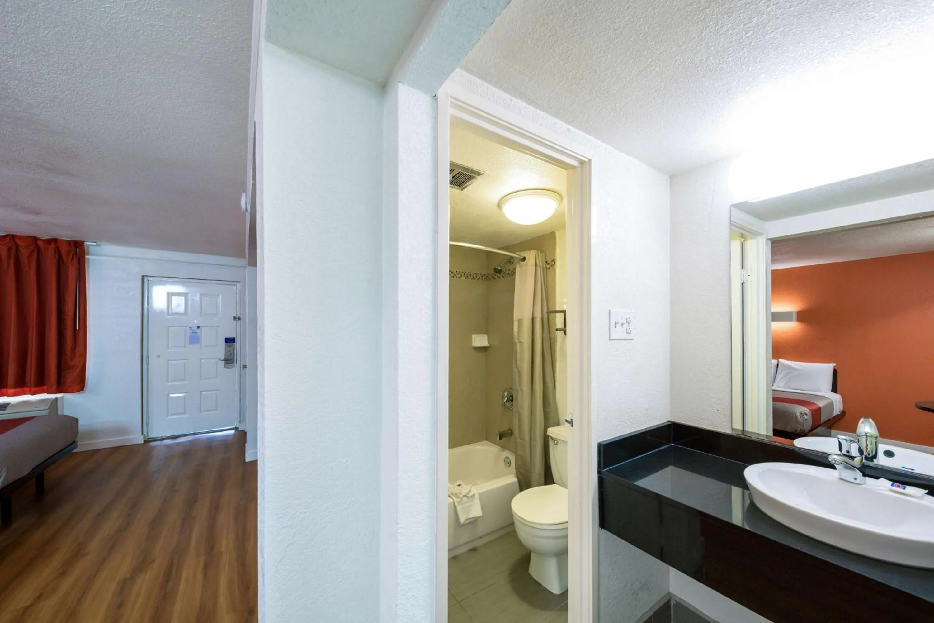 Shower, Bed in Motel 6-Dallas, TX - Farmers Branch