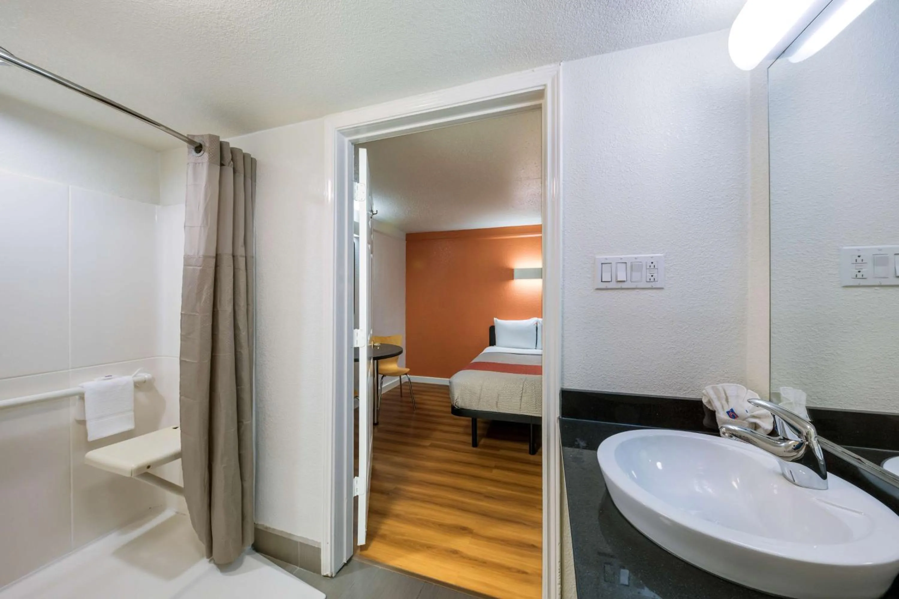 Bathroom, Bed in Motel 6-Dallas, TX - Farmers Branch