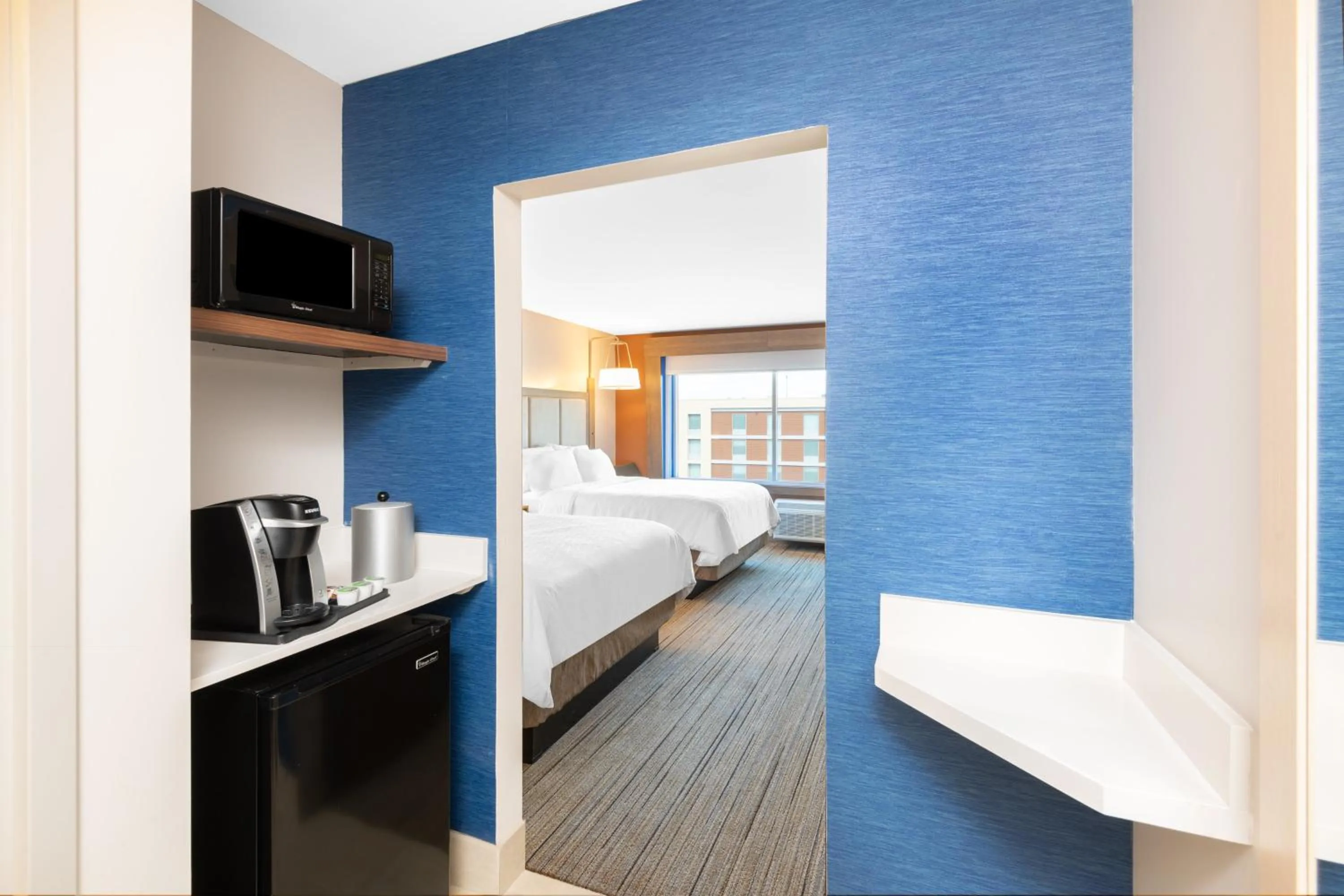 Photo of the whole room, Bed in Holiday Inn Express & Suites - Phoenix - Airport North by IHG