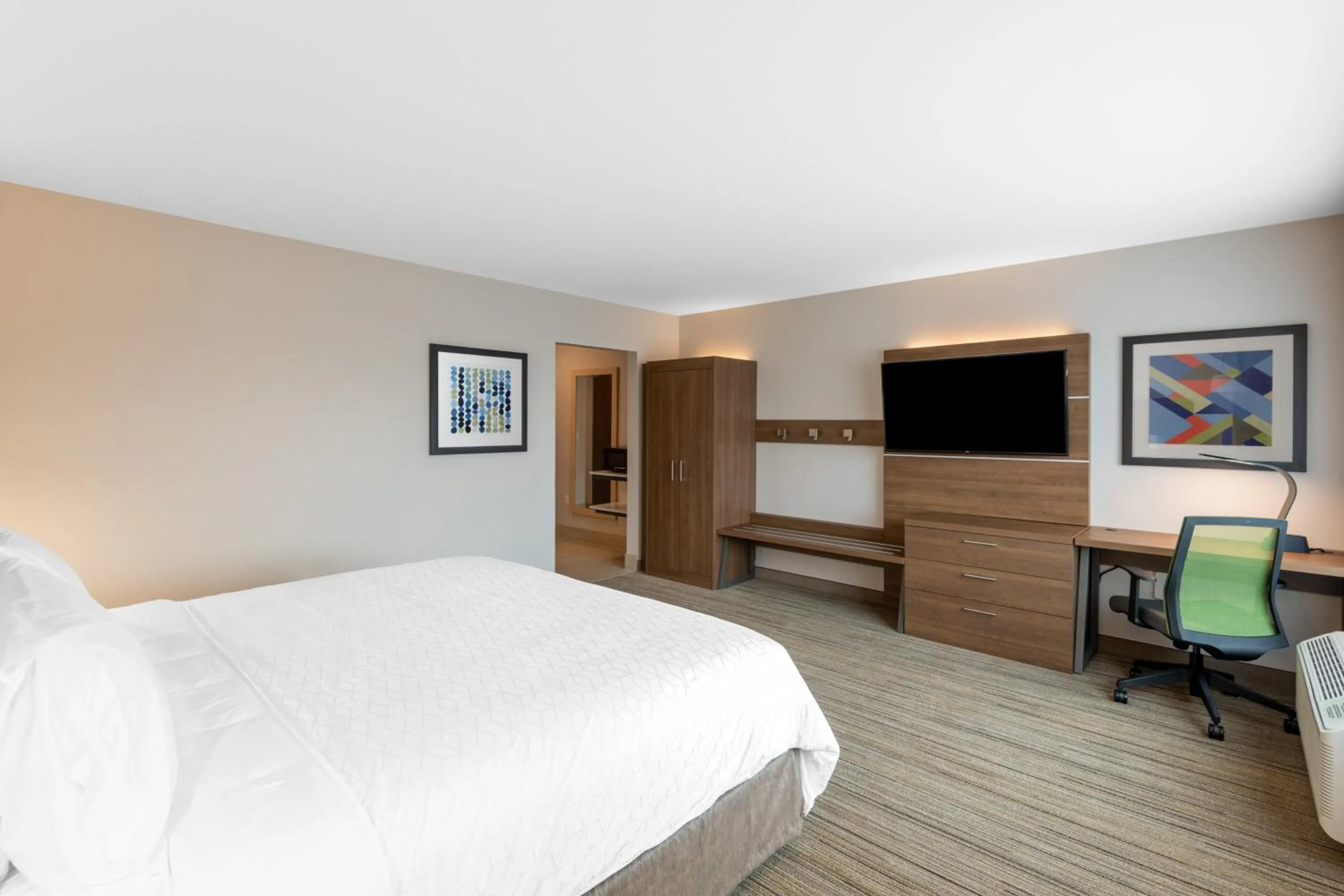 Photo of the whole room, Bed in Holiday Inn Express & Suites - Phoenix - Airport North by IHG