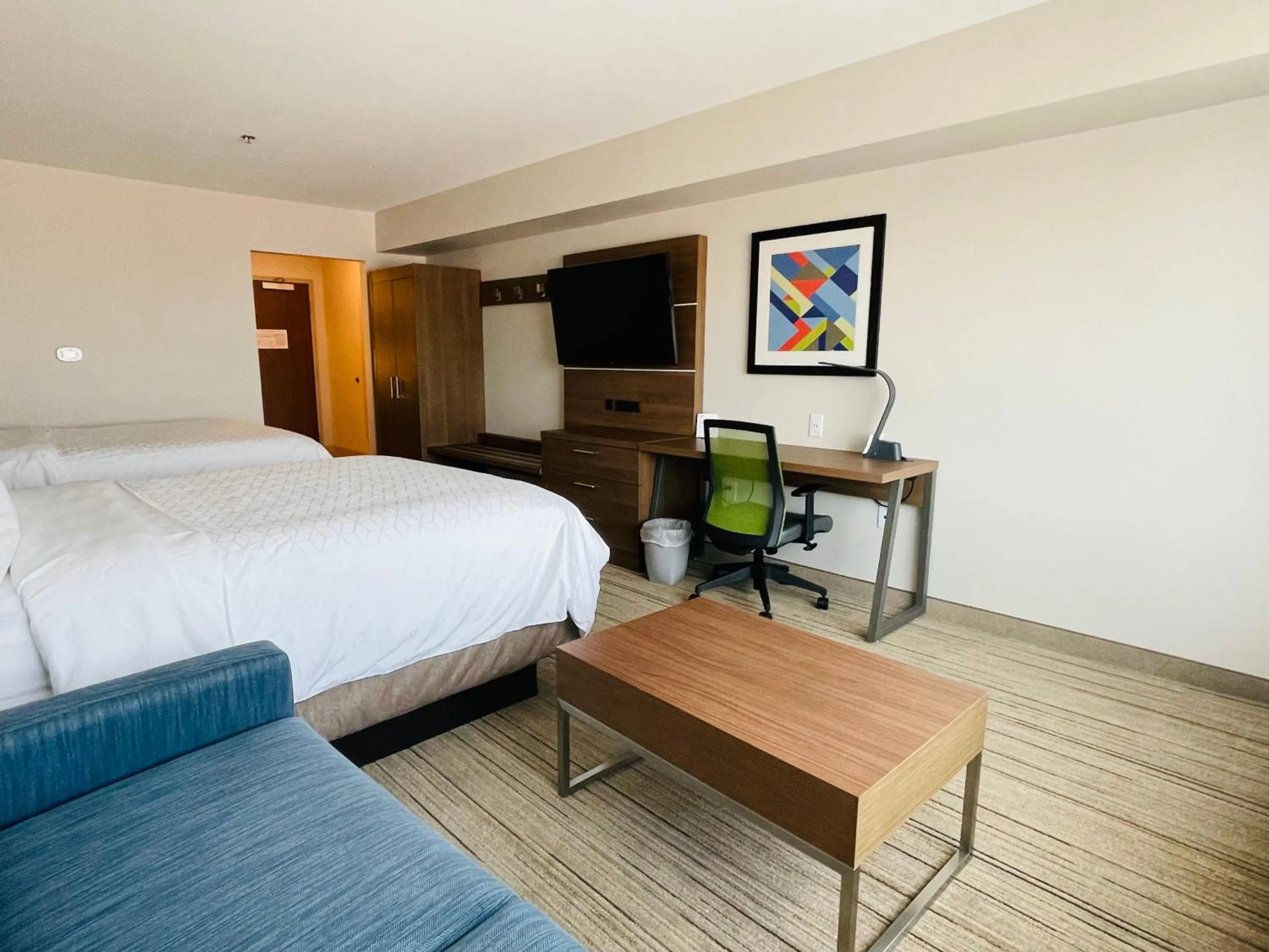 Bedroom, Bed in Holiday Inn Express & Suites - Phoenix - Airport North by IHG