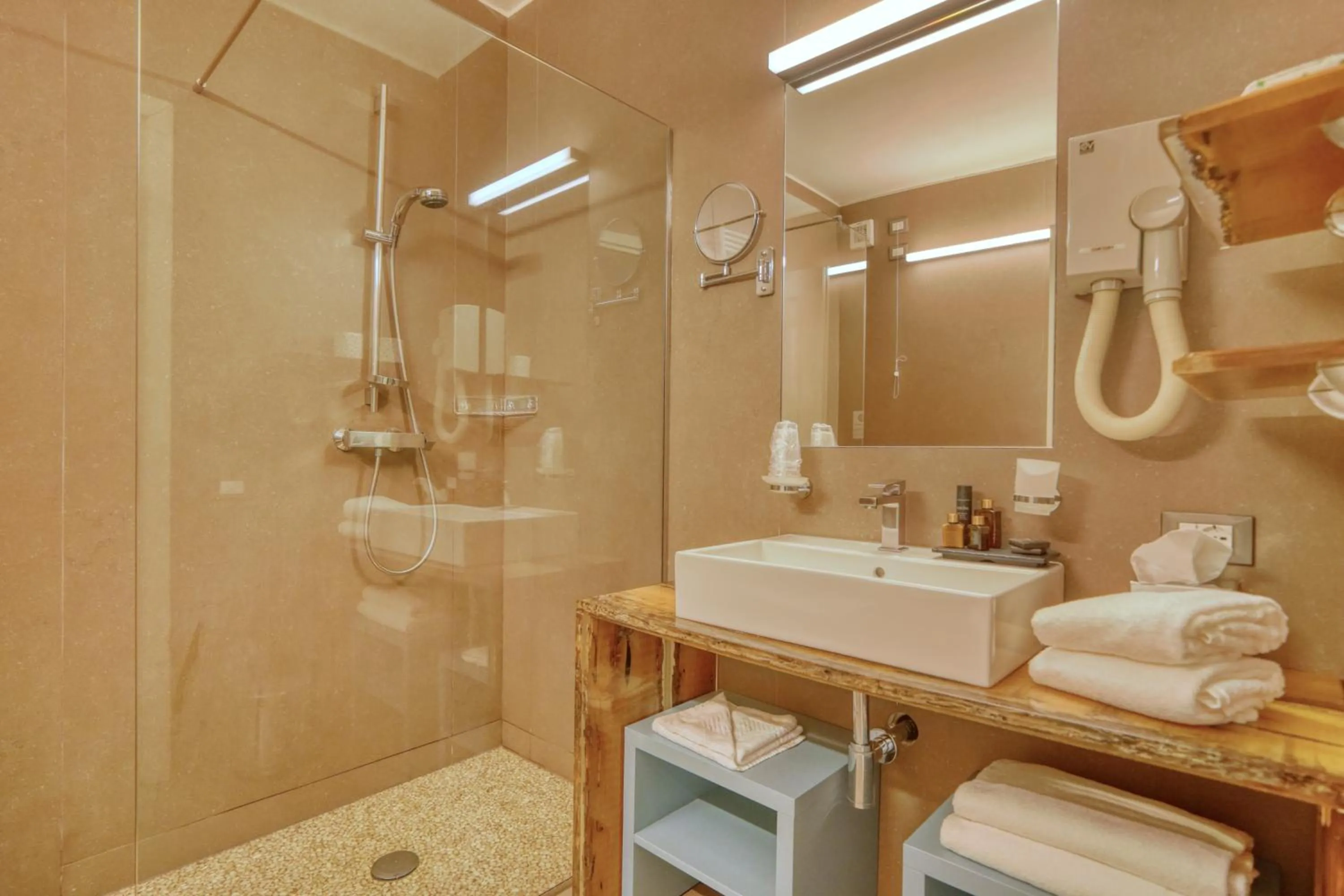 Shower in Palazzo della Scala Spa Hotel Suites & Apartments