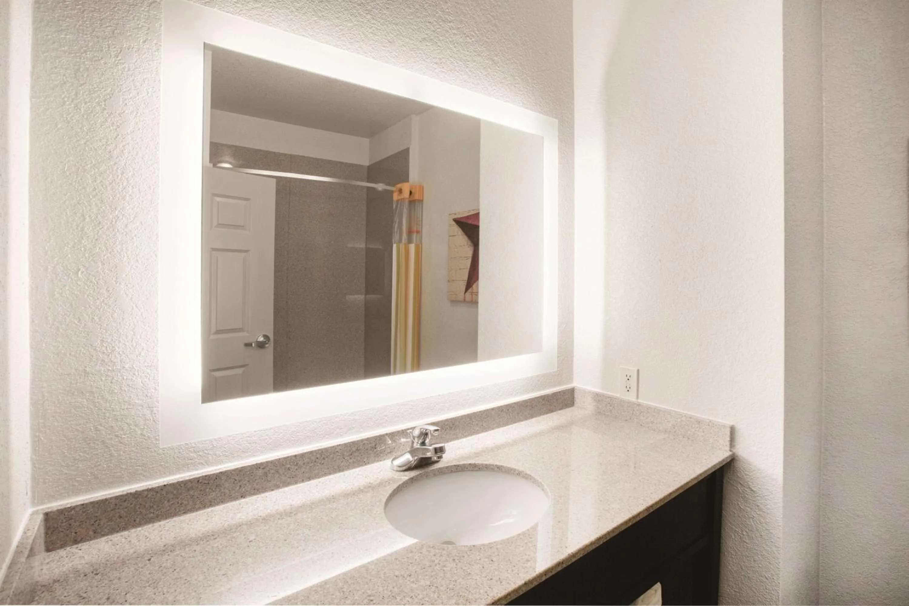 Photo of the whole room in La Quinta by Wyndham Mansfield TX