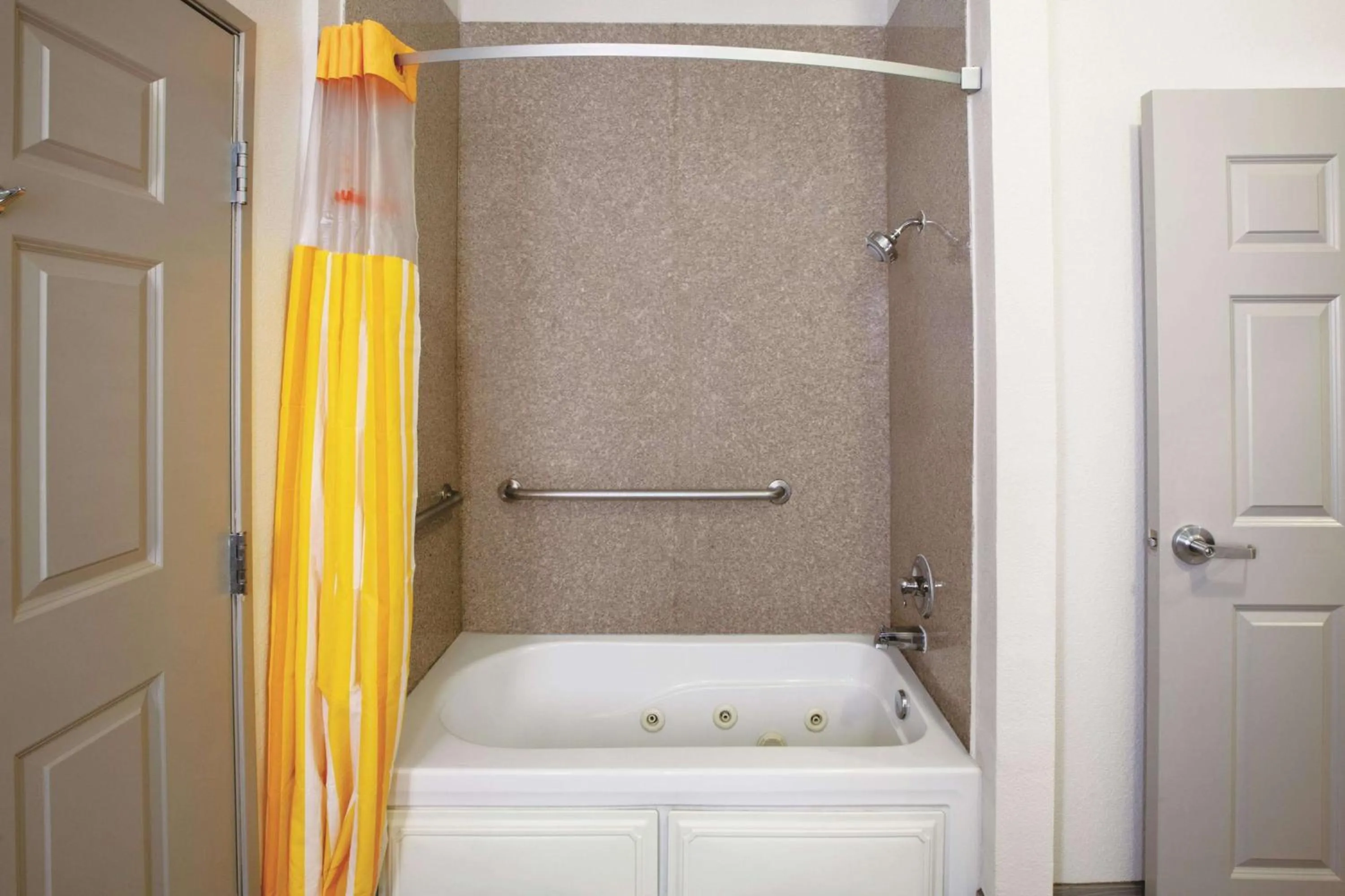 Photo of the whole room in La Quinta by Wyndham Mansfield TX