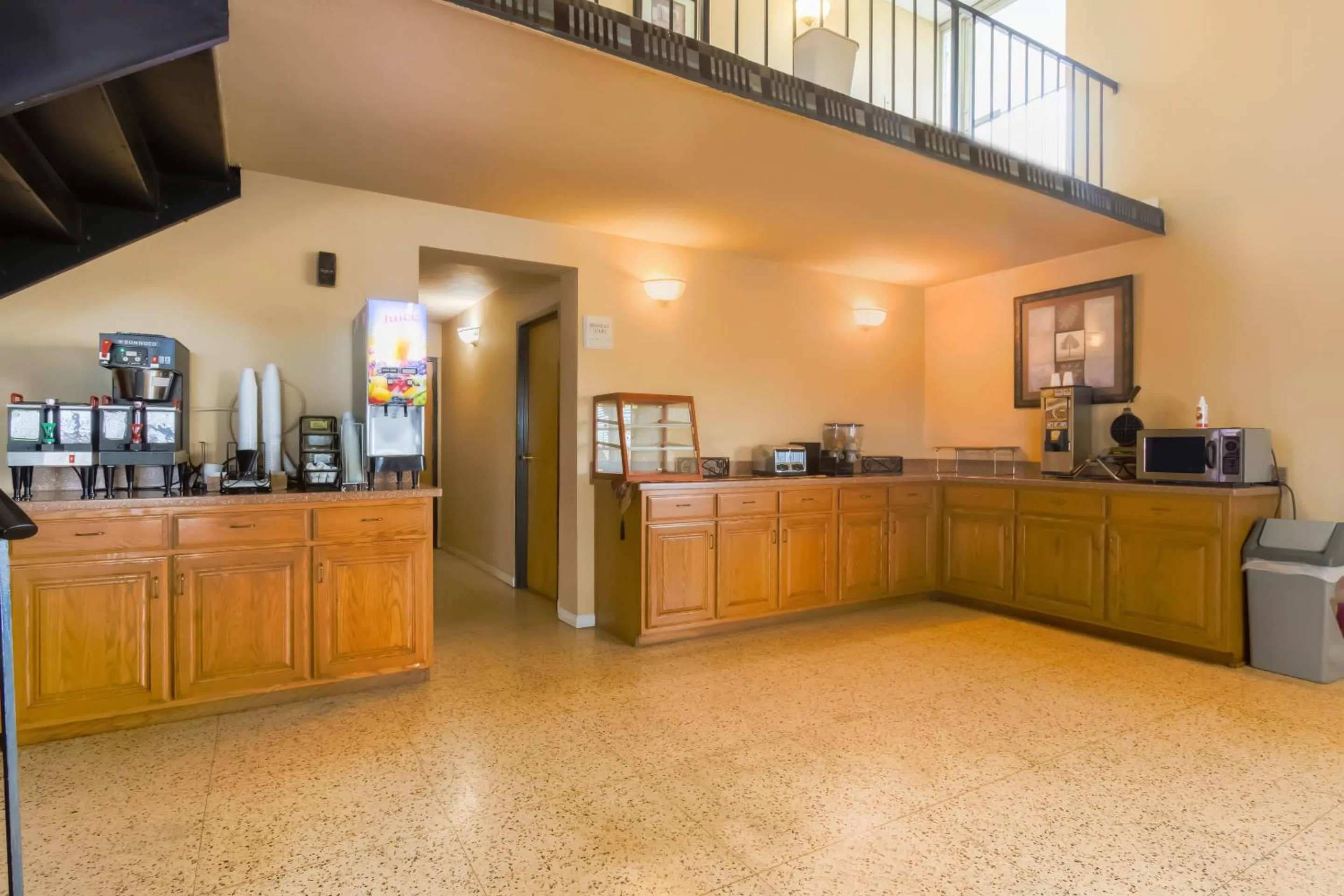 Dining area in OYO Hotel Lebanon MO I-44