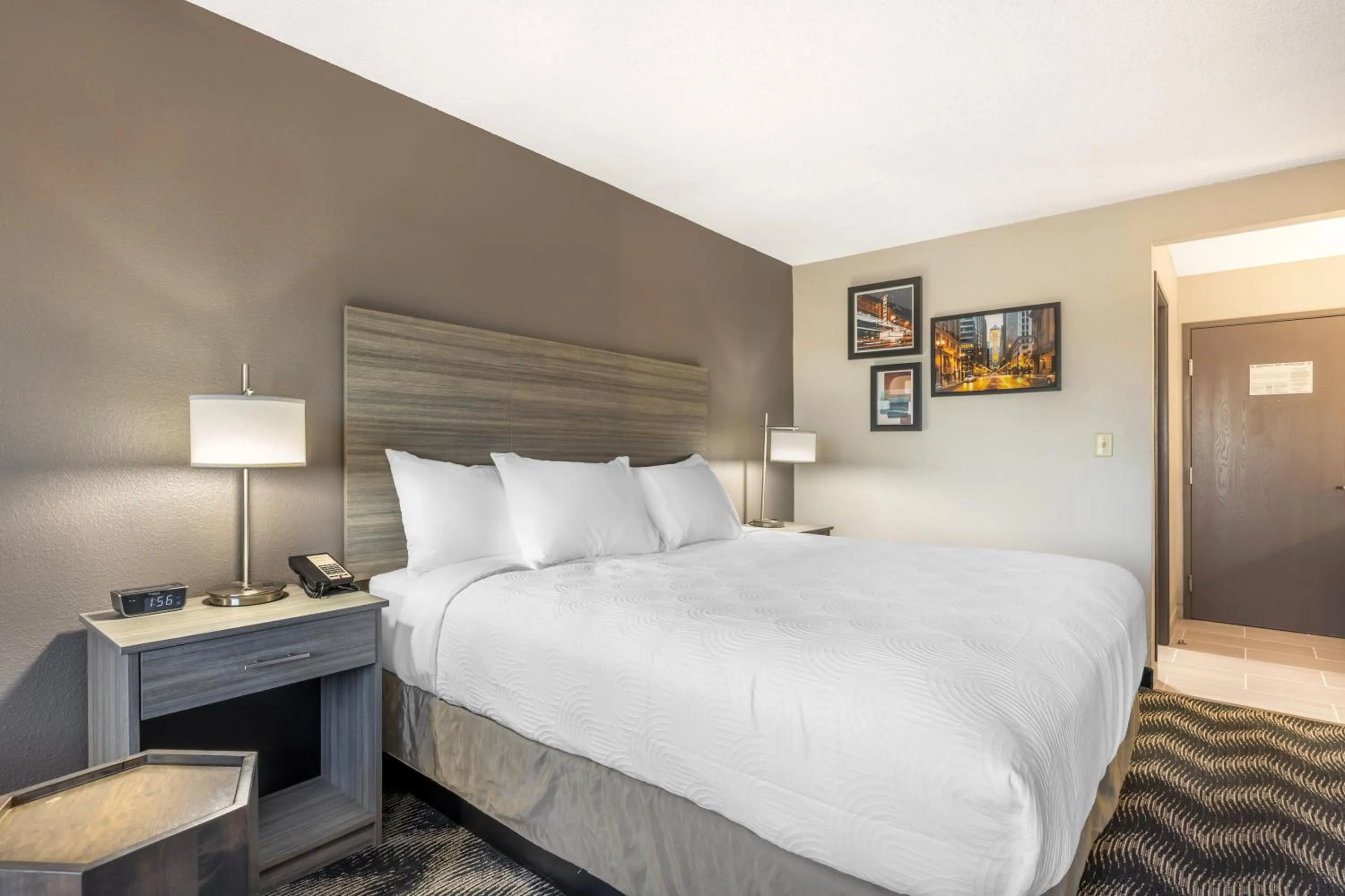 Bed in Country Inn & Suites by Radisson Bolingbrook, I-55