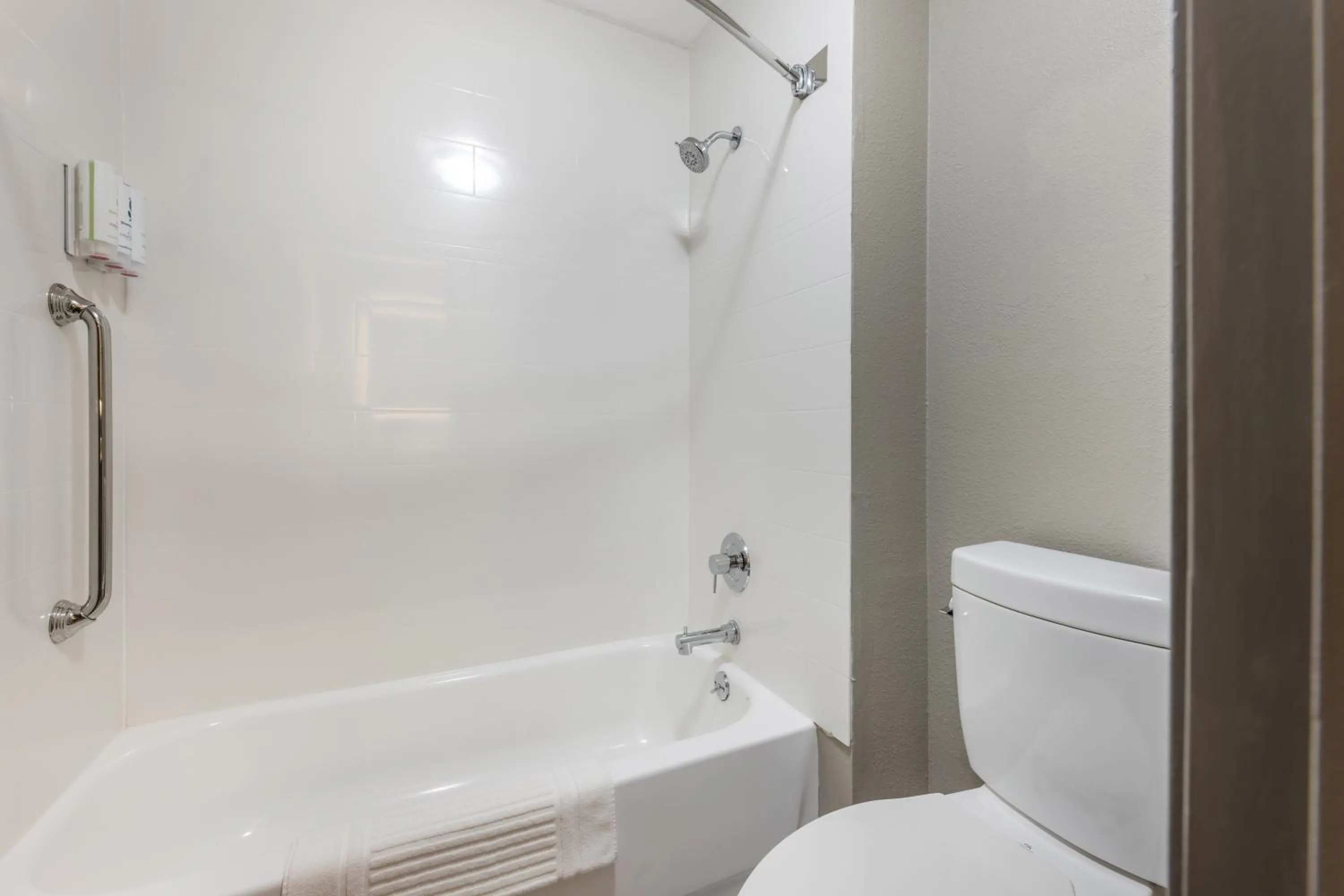 Bathroom in Country Inn & Suites by Radisson Bolingbrook, I-55