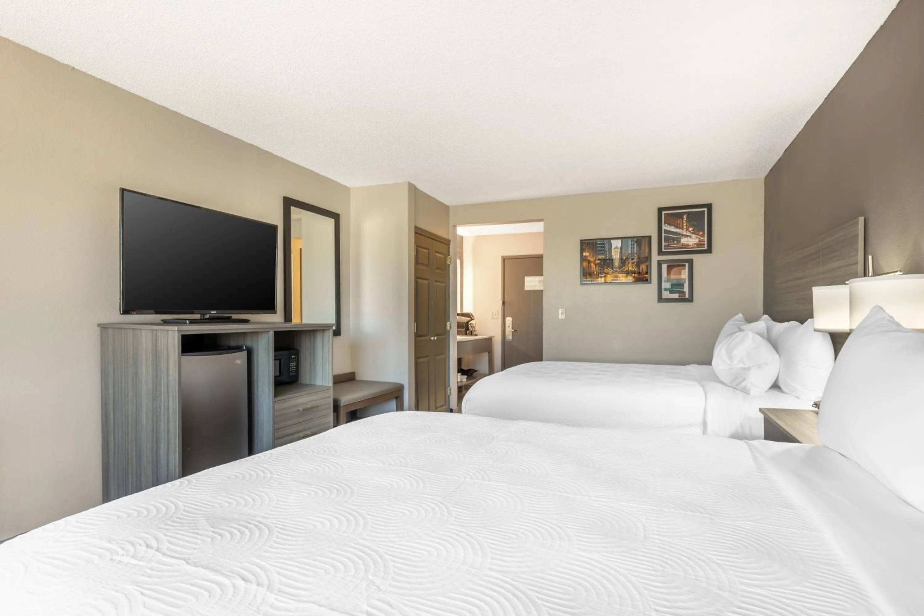 Bed in Country Inn & Suites by Radisson Bolingbrook, I-55