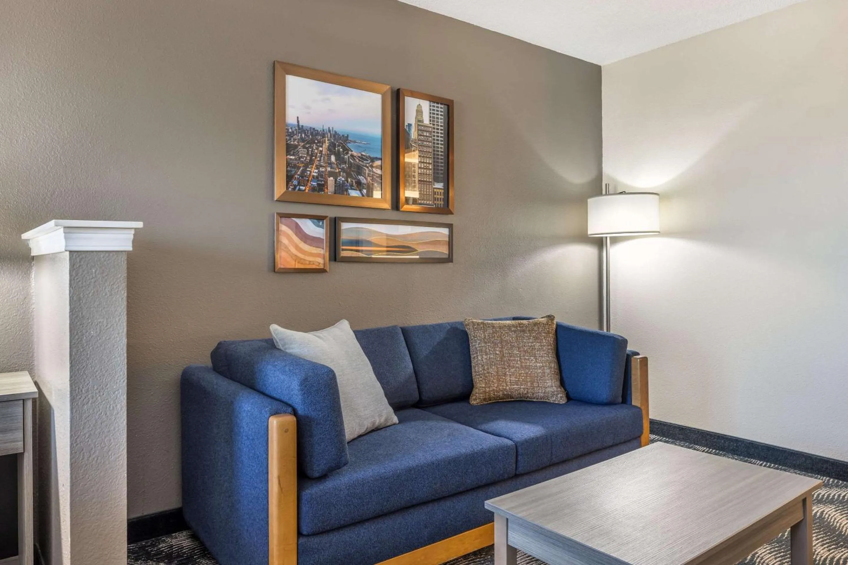 Seating area in Country Inn & Suites by Radisson Bolingbrook, I-55