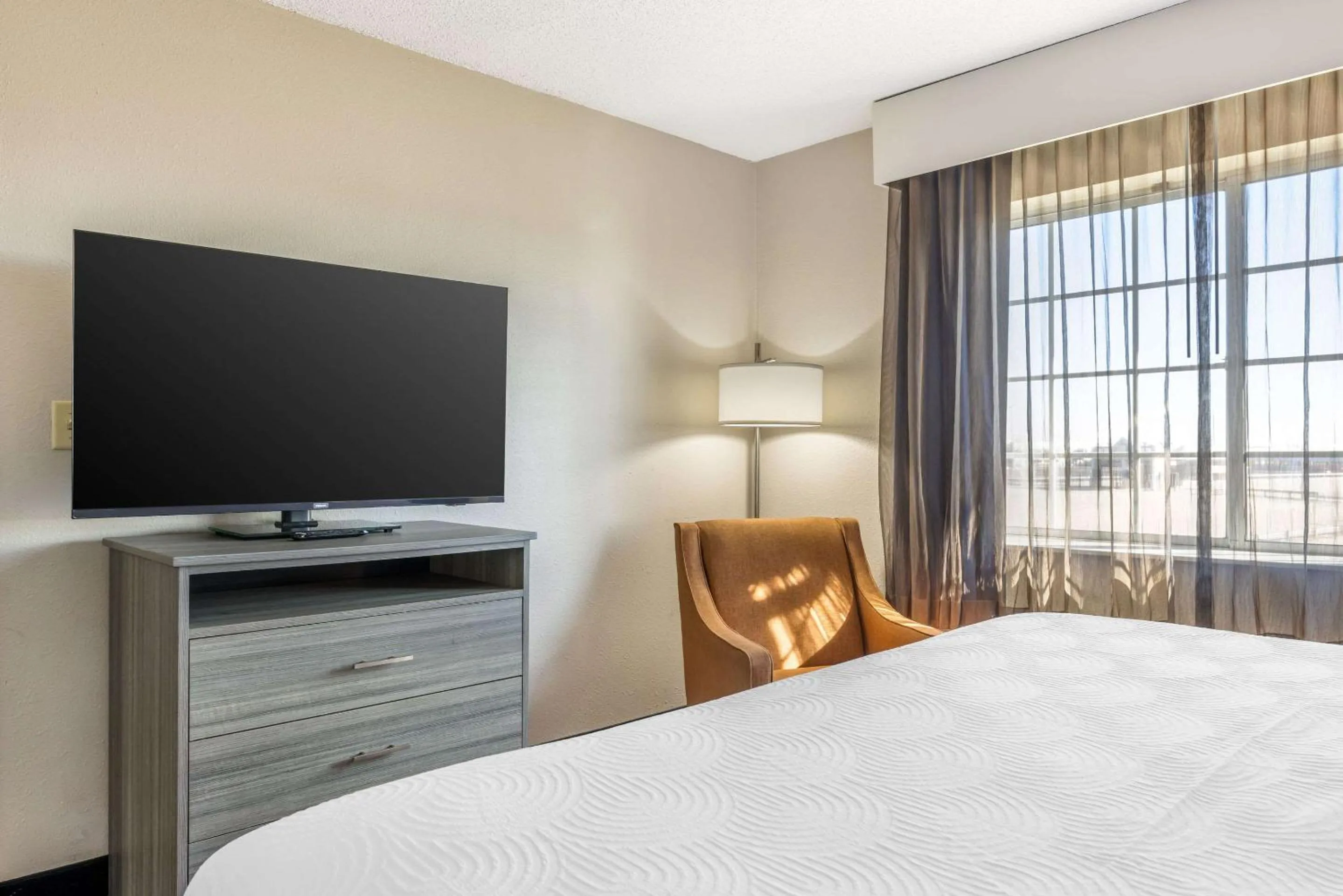 TV and multimedia, Bed in Country Inn & Suites by Radisson Bolingbrook, I-55