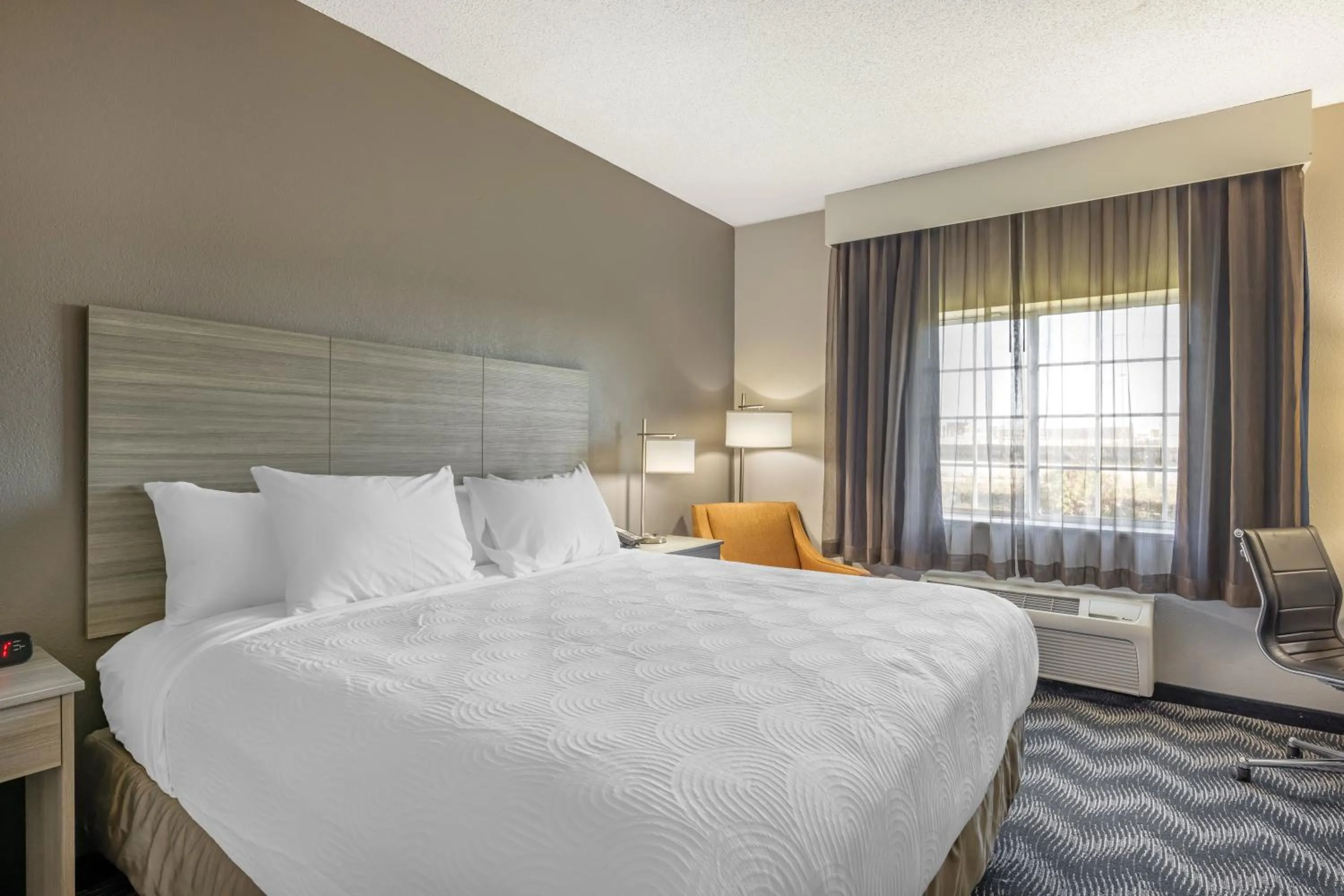 Bed in Country Inn & Suites by Radisson Bolingbrook, I-55