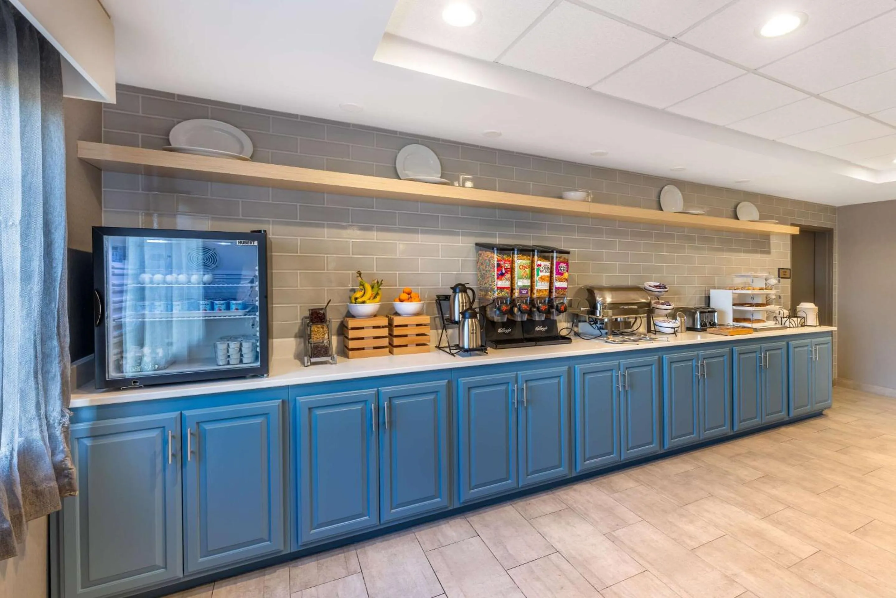 Breakfast in Country Inn & Suites by Radisson Bolingbrook, I-55