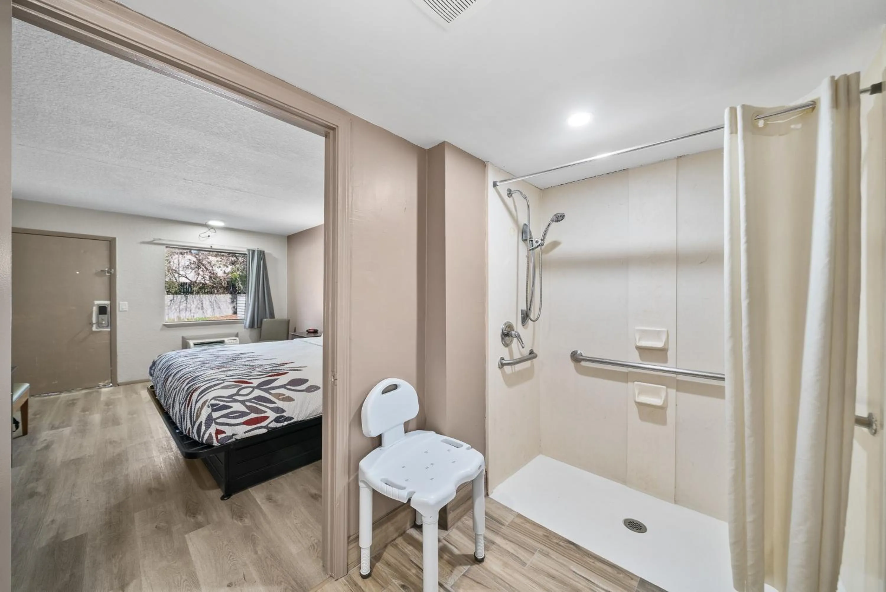 Bed in Executive Inn - Panama City Beach