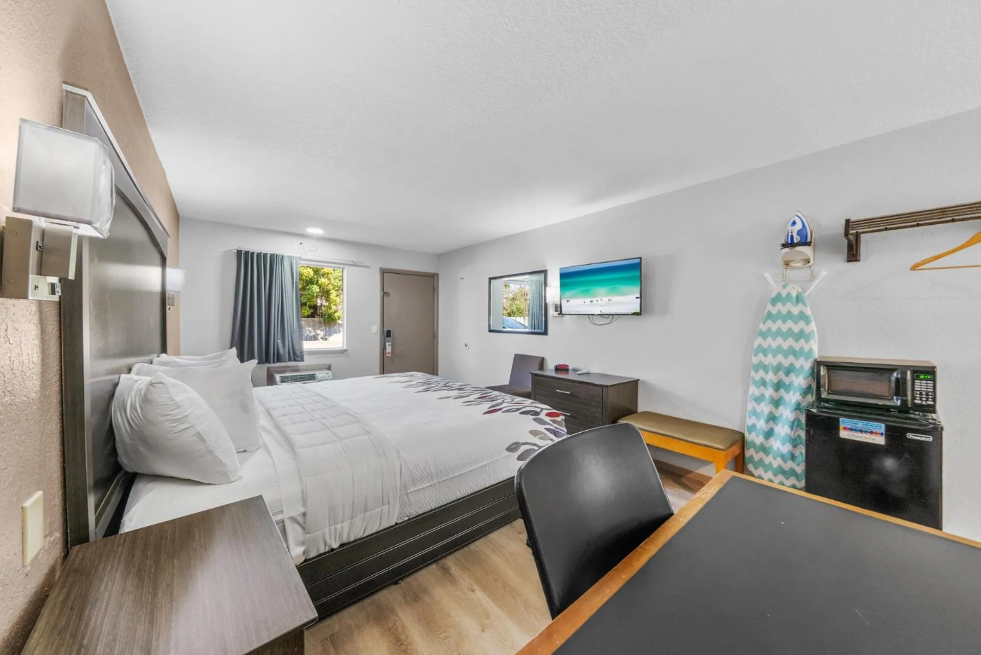 Bed in Executive Inn - Panama City Beach