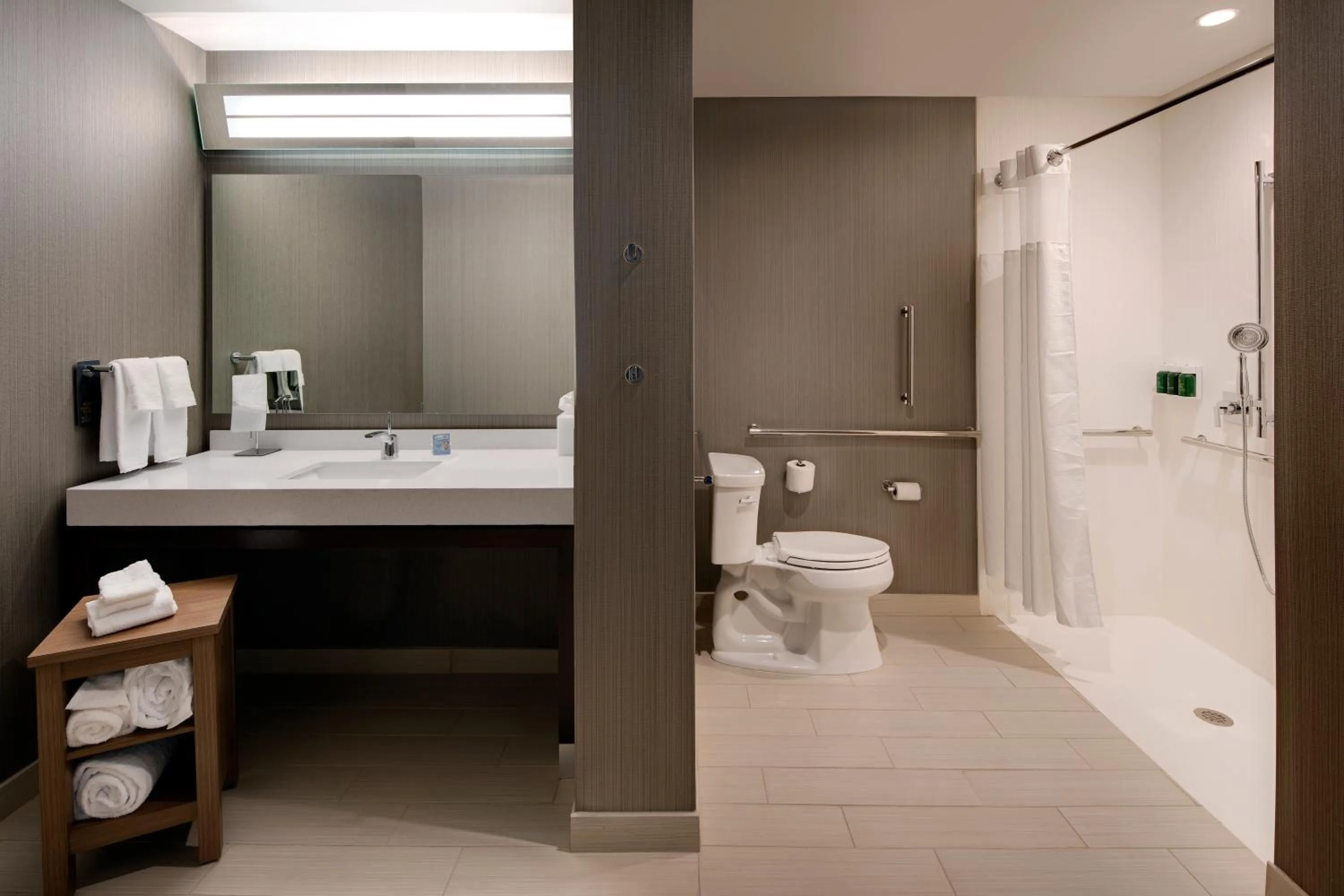 Shower in Courtyard by Marriott Atlanta Vinings/Galleria