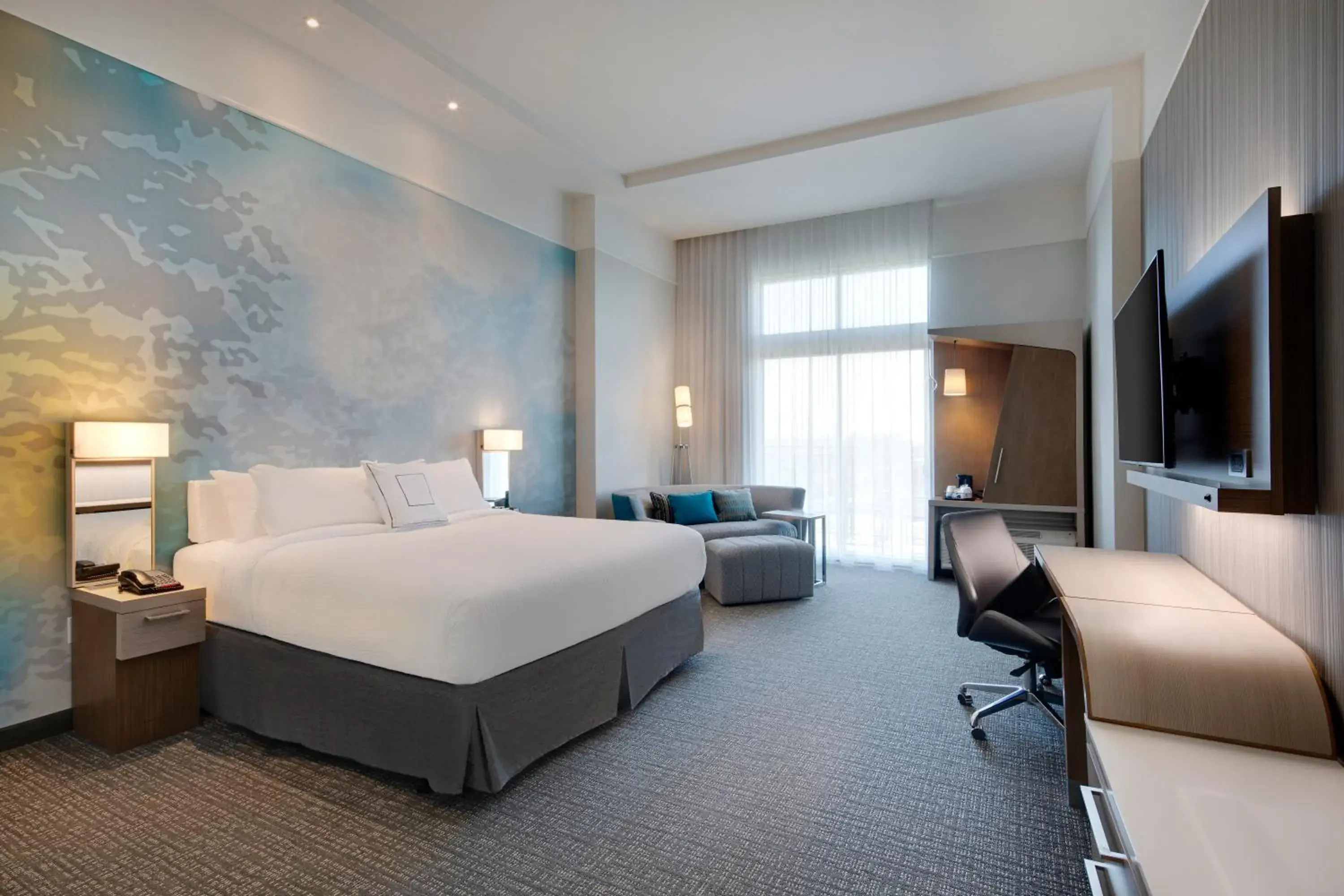 Guest room, 1 King, City view in Courtyard by Marriott Atlanta Vinings/Galleria Guest room, 1 King, City view in Courtyard by Marriott Atlanta Vinings/Galleria