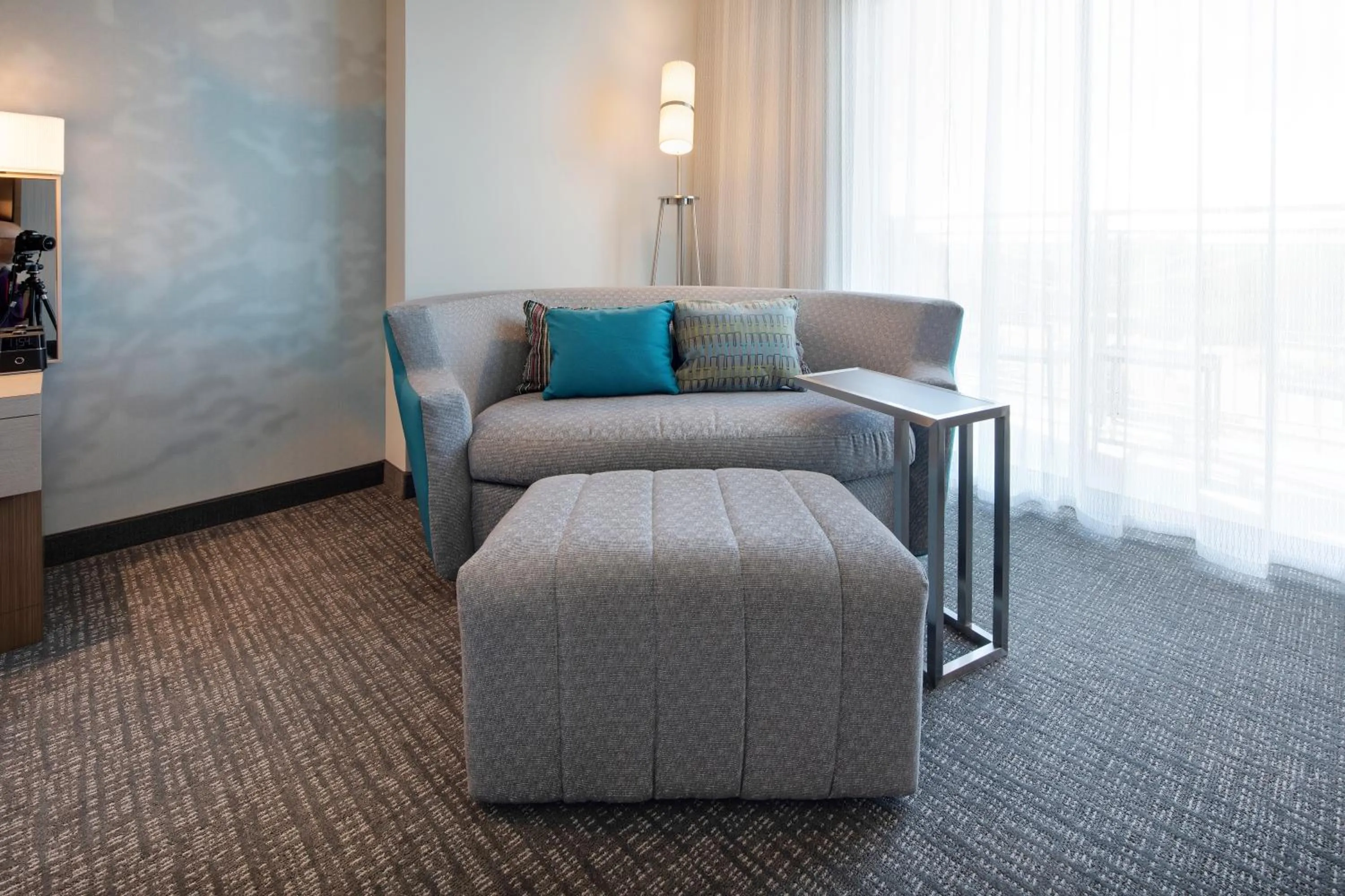 Seating area in Courtyard by Marriott Atlanta Vinings/Galleria