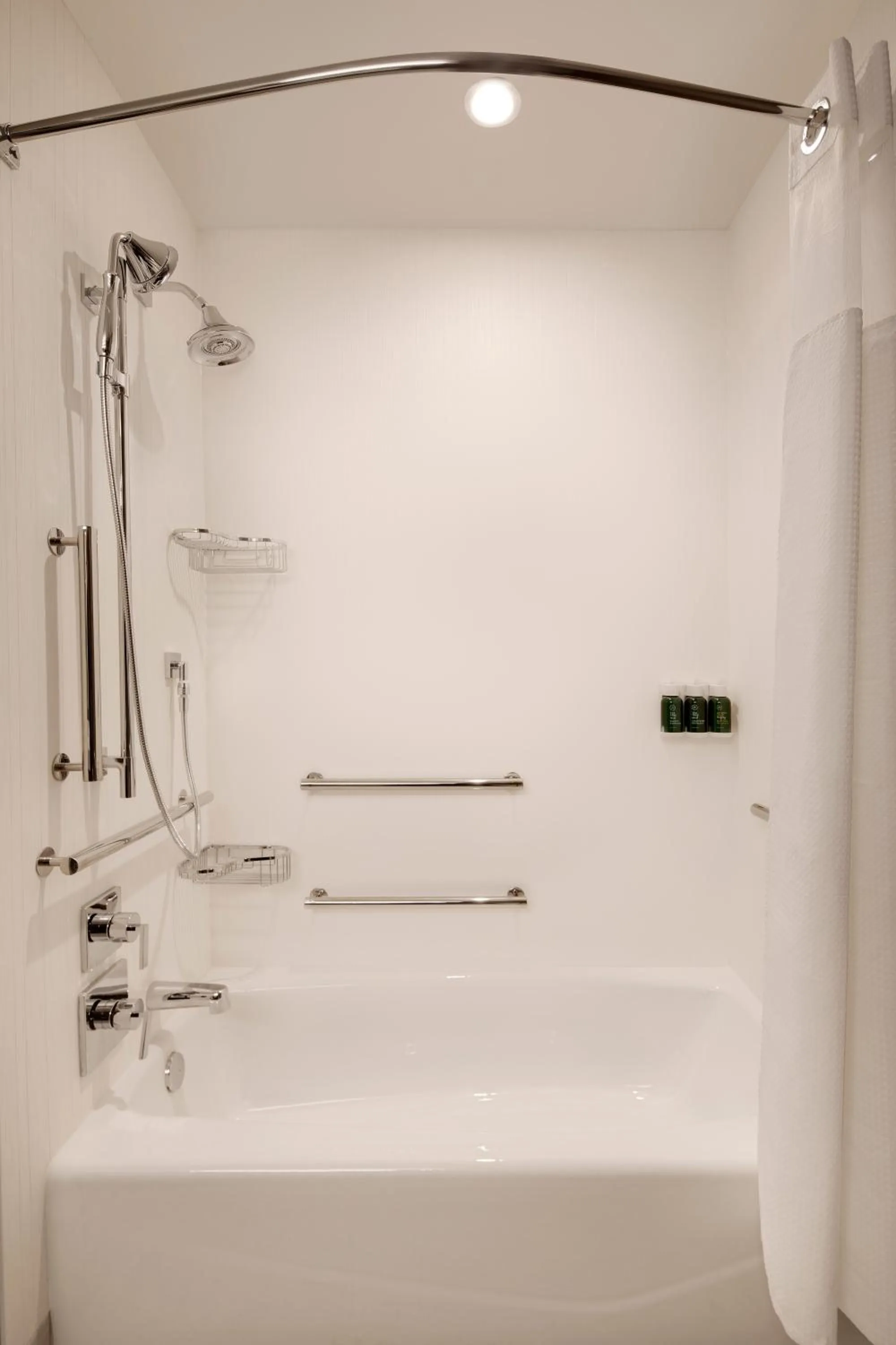 Bath in Courtyard by Marriott Atlanta Vinings/Galleria