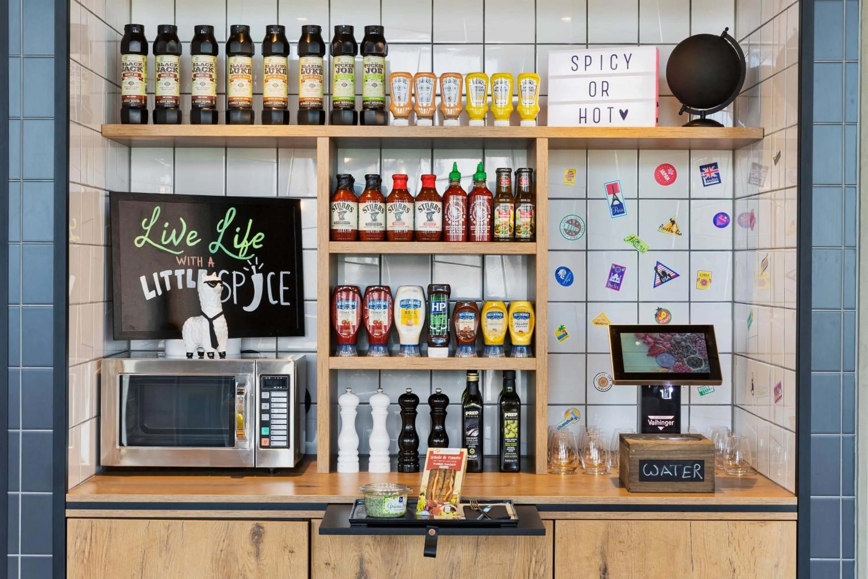 Lounge or bar in Moxy Frankfurt Airport Kelsterbach