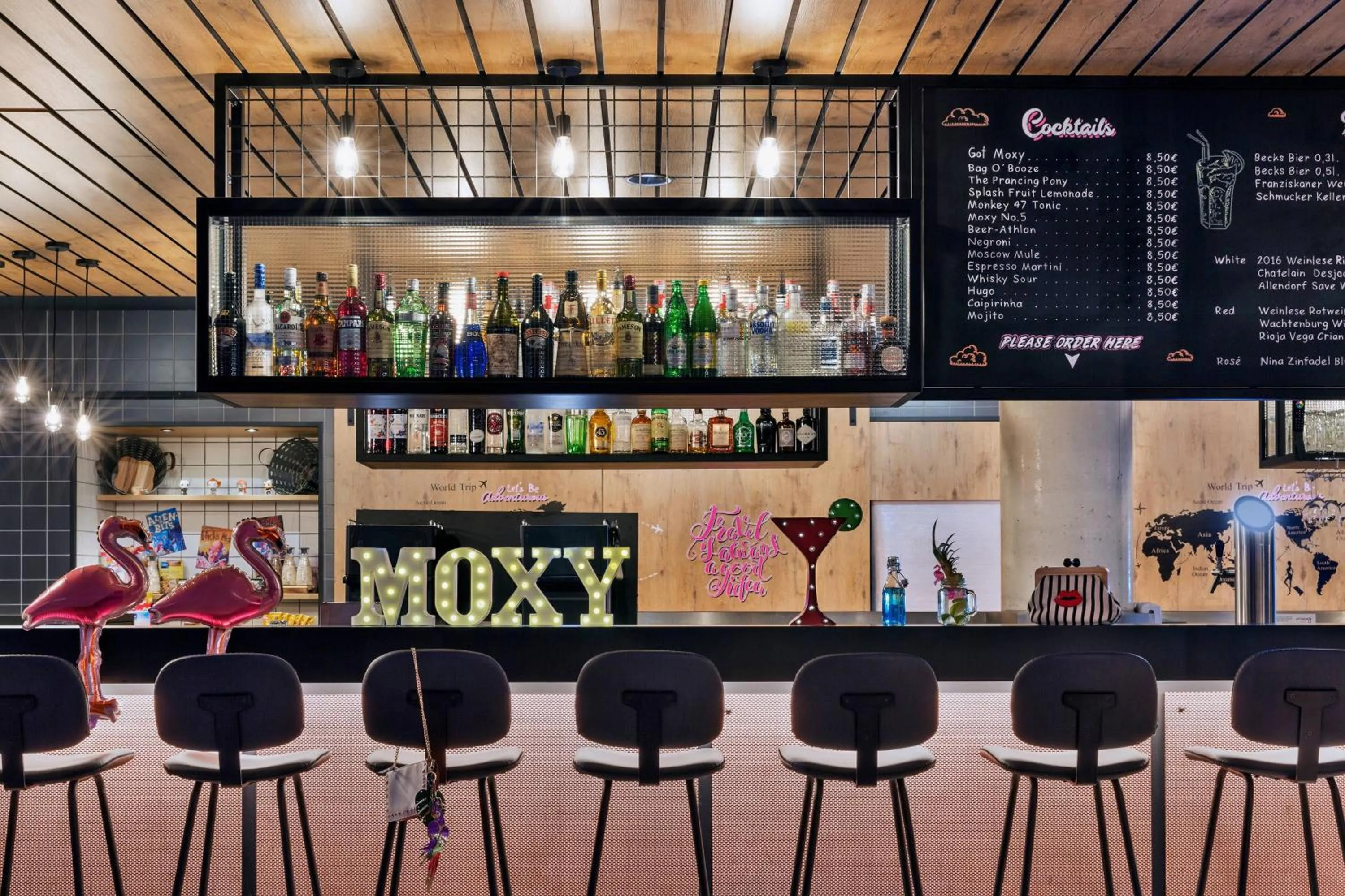 Lounge or bar in Moxy Frankfurt Airport Kelsterbach