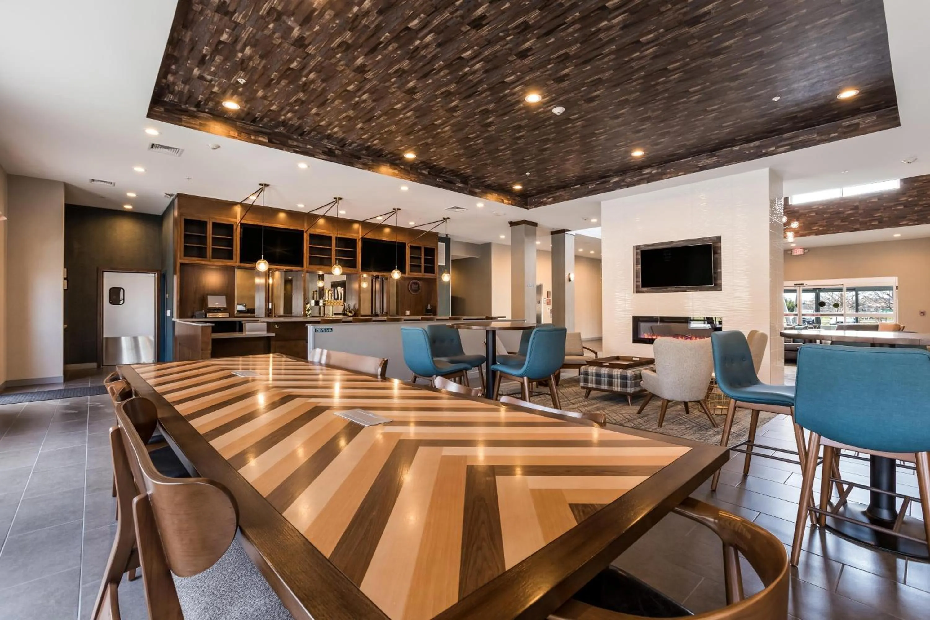 Lounge or bar in Four Points by Sheraton Elkhart