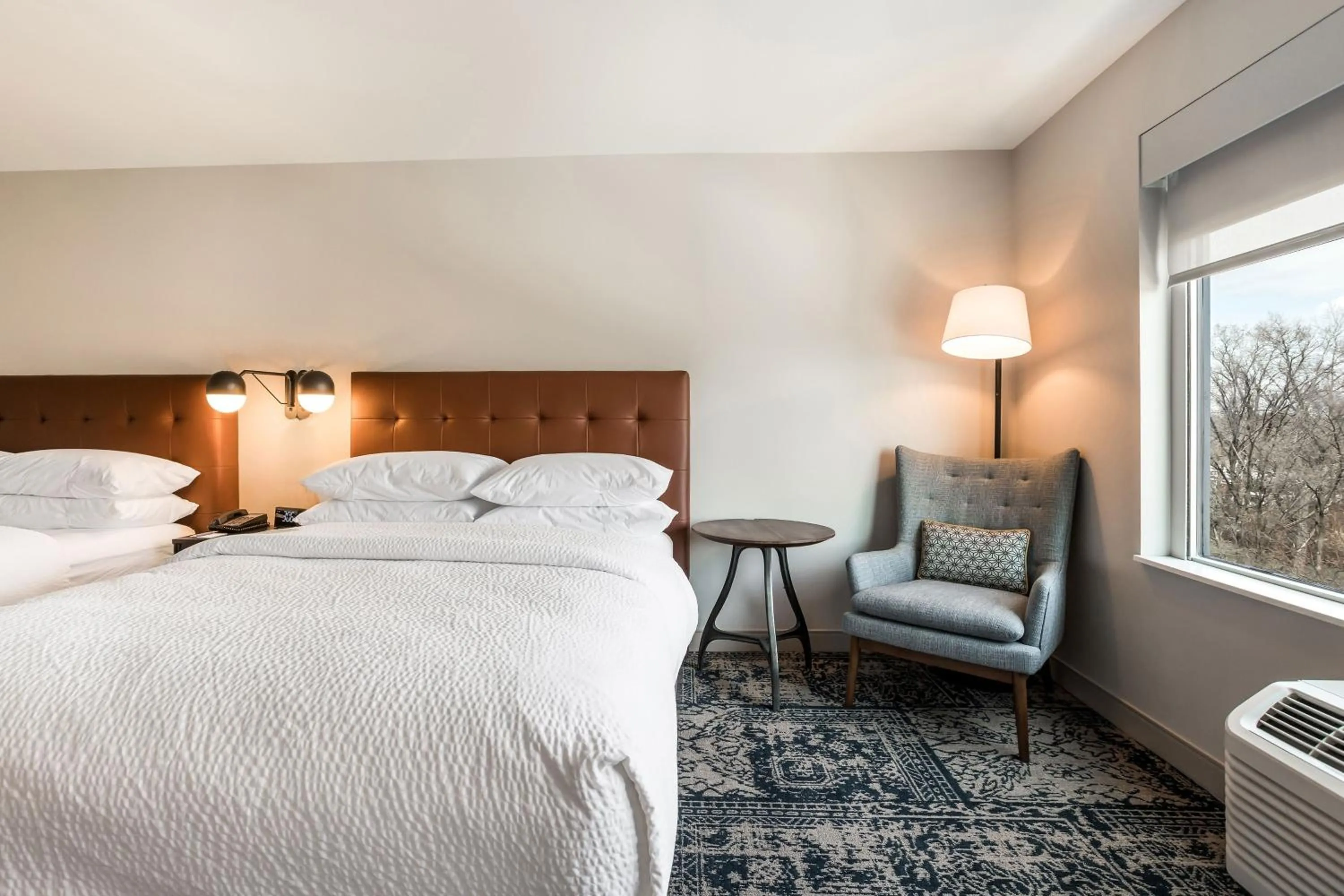 Photo of the whole room, Bed in Four Points by Sheraton Elkhart