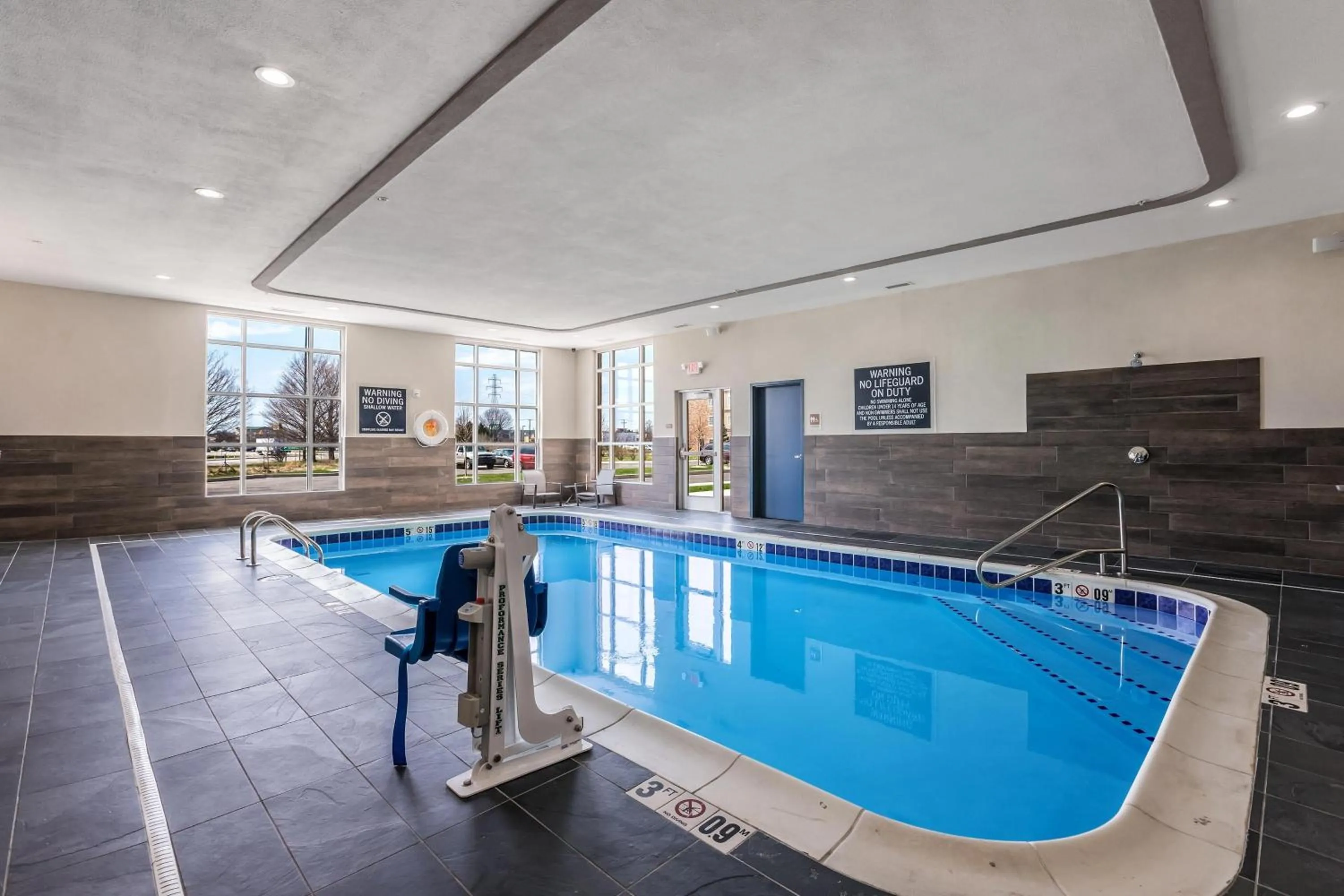 Swimming pool in Four Points by Sheraton Elkhart