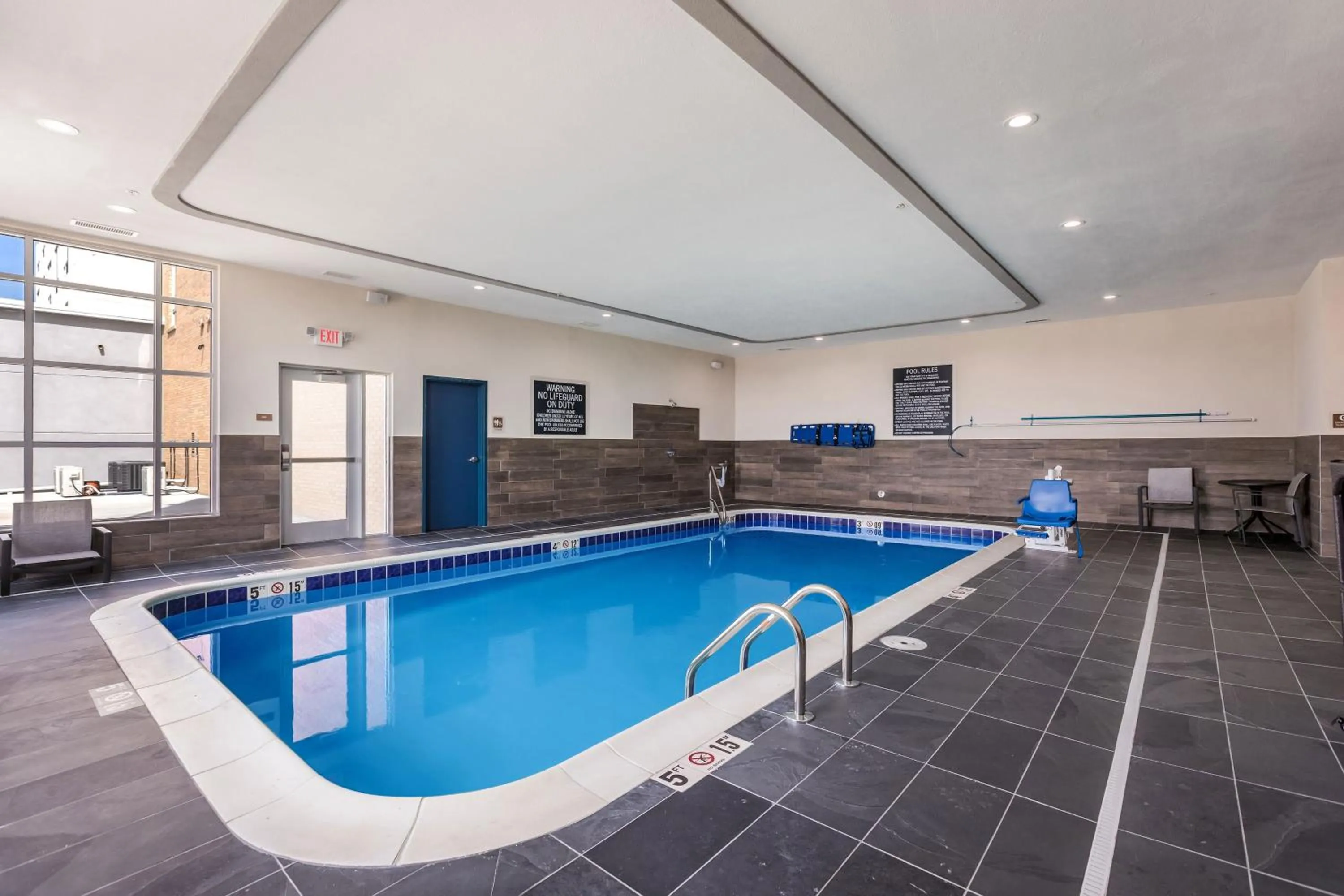 Swimming pool in Four Points by Sheraton Elkhart