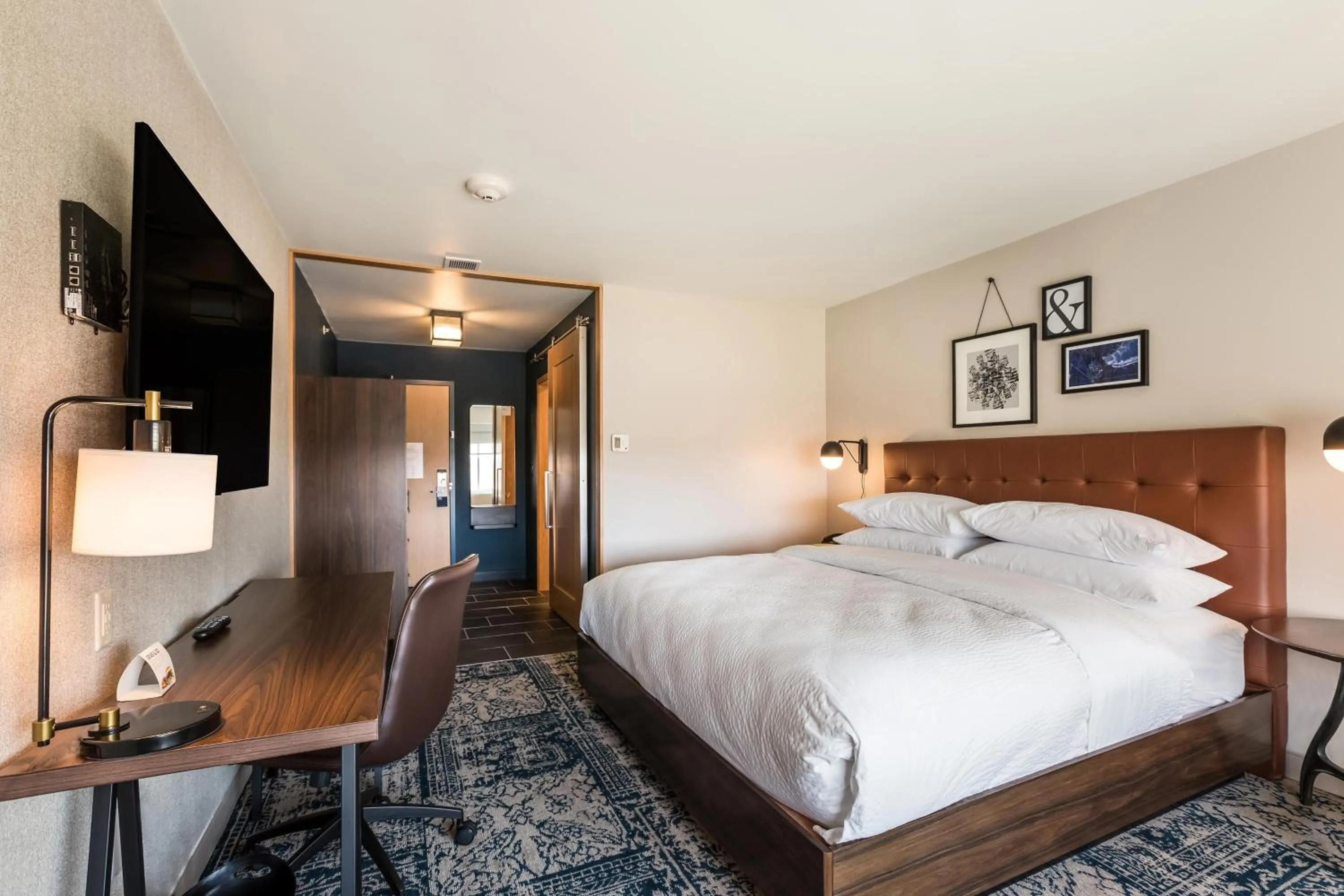 Photo of the whole room, Bed in Four Points by Sheraton Elkhart