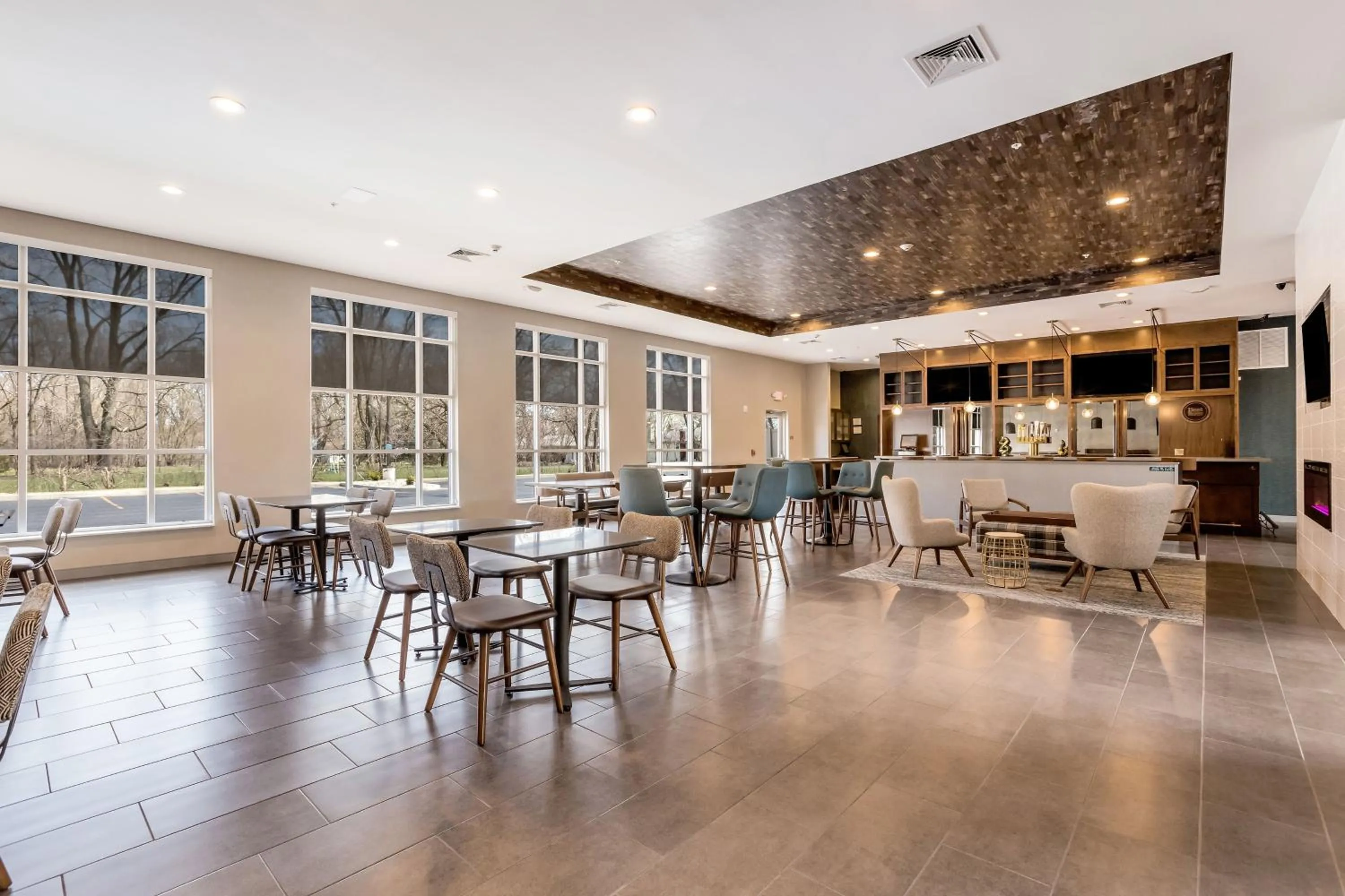 Lounge or bar in Four Points by Sheraton Elkhart