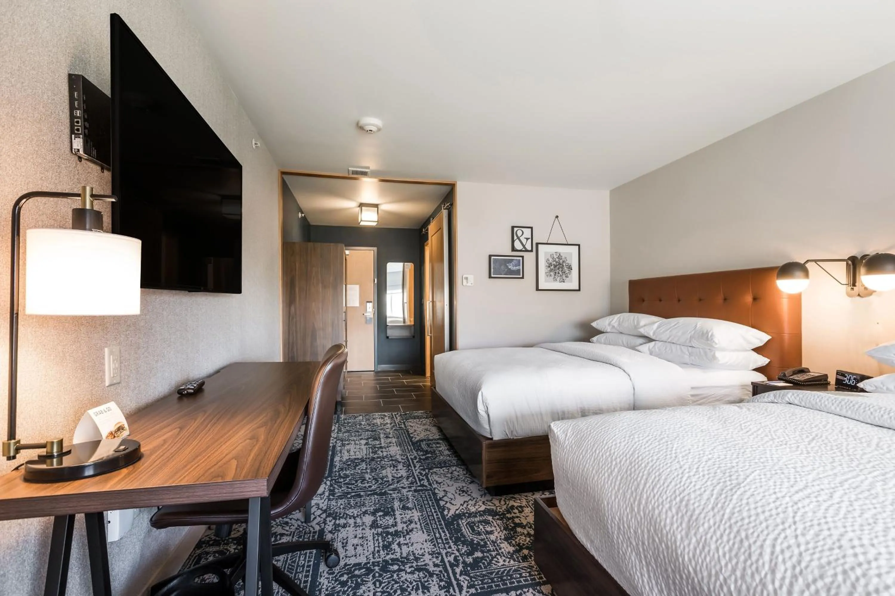 Photo of the whole room, Bed in Four Points by Sheraton Elkhart