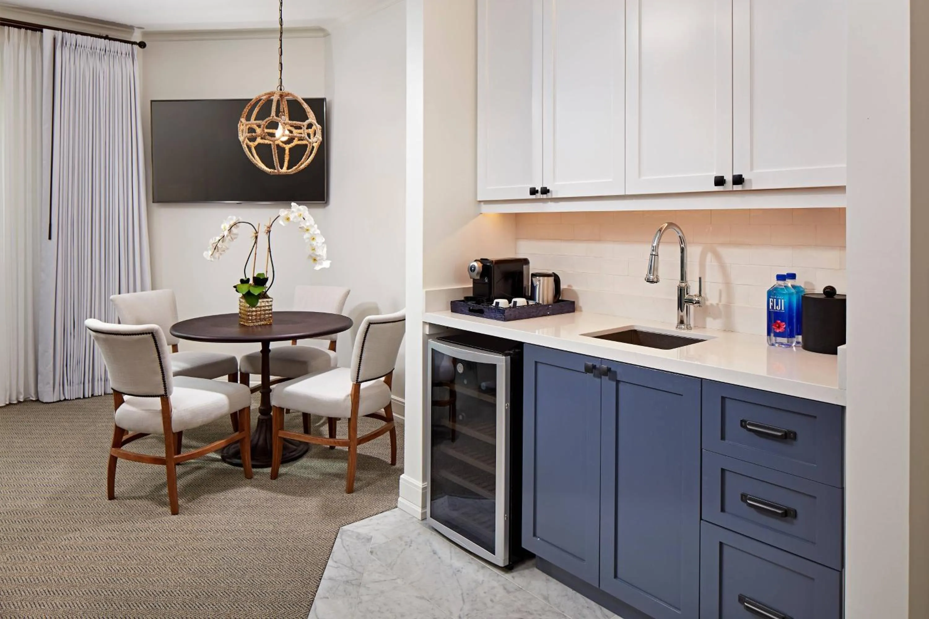 Lounge or bar in Vespera Resort on Pismo Beach, Autograph Collection