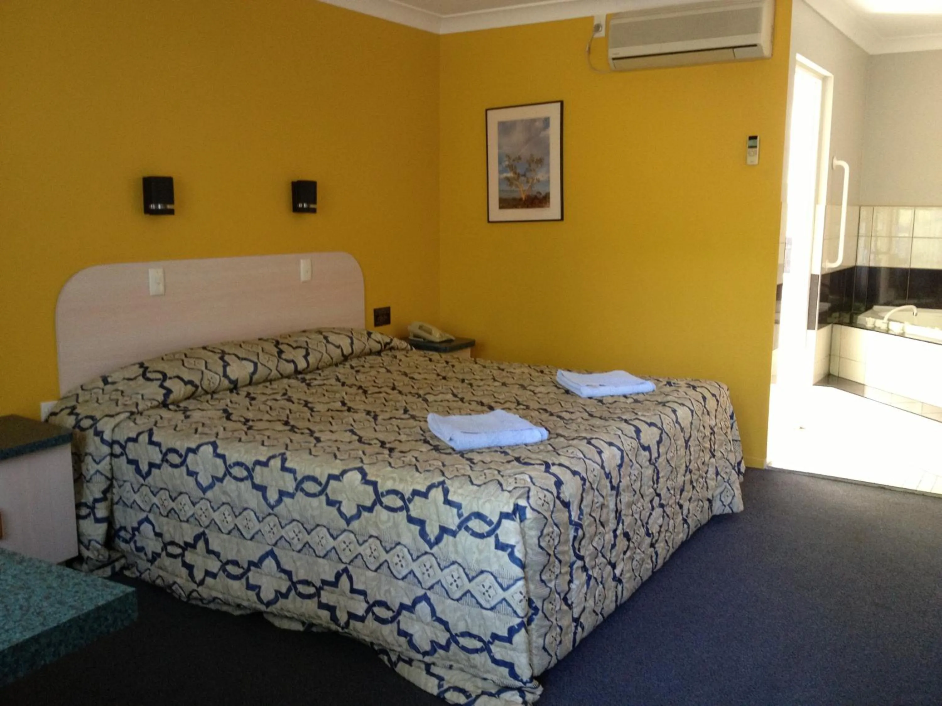 Photo of the whole room in Ipswich City Motel