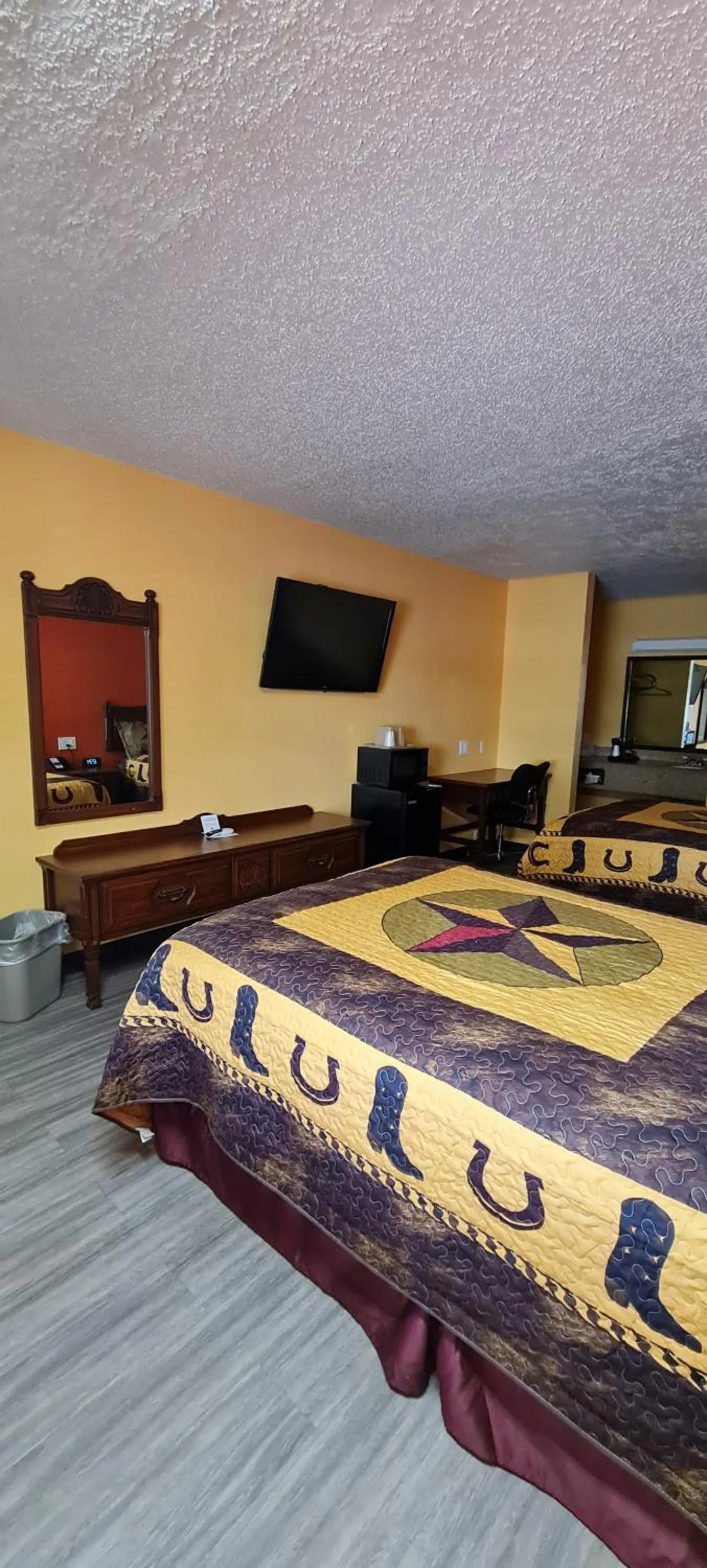 Bed in Chaparral Motel Hallettsville