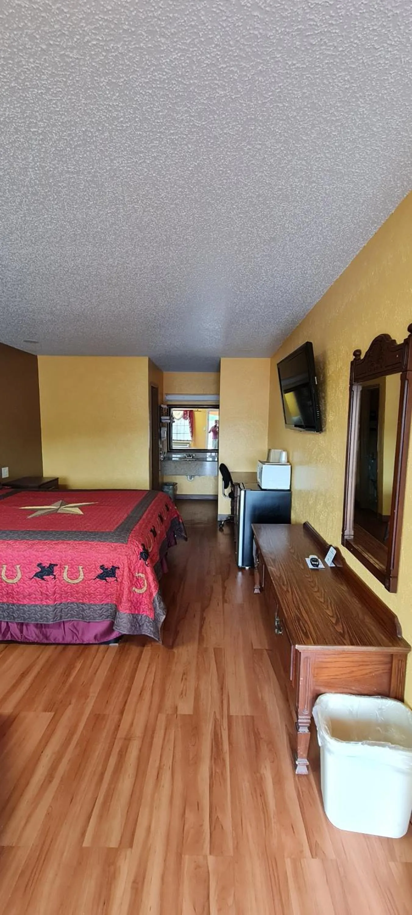 Bed in Chaparral Motel Hallettsville