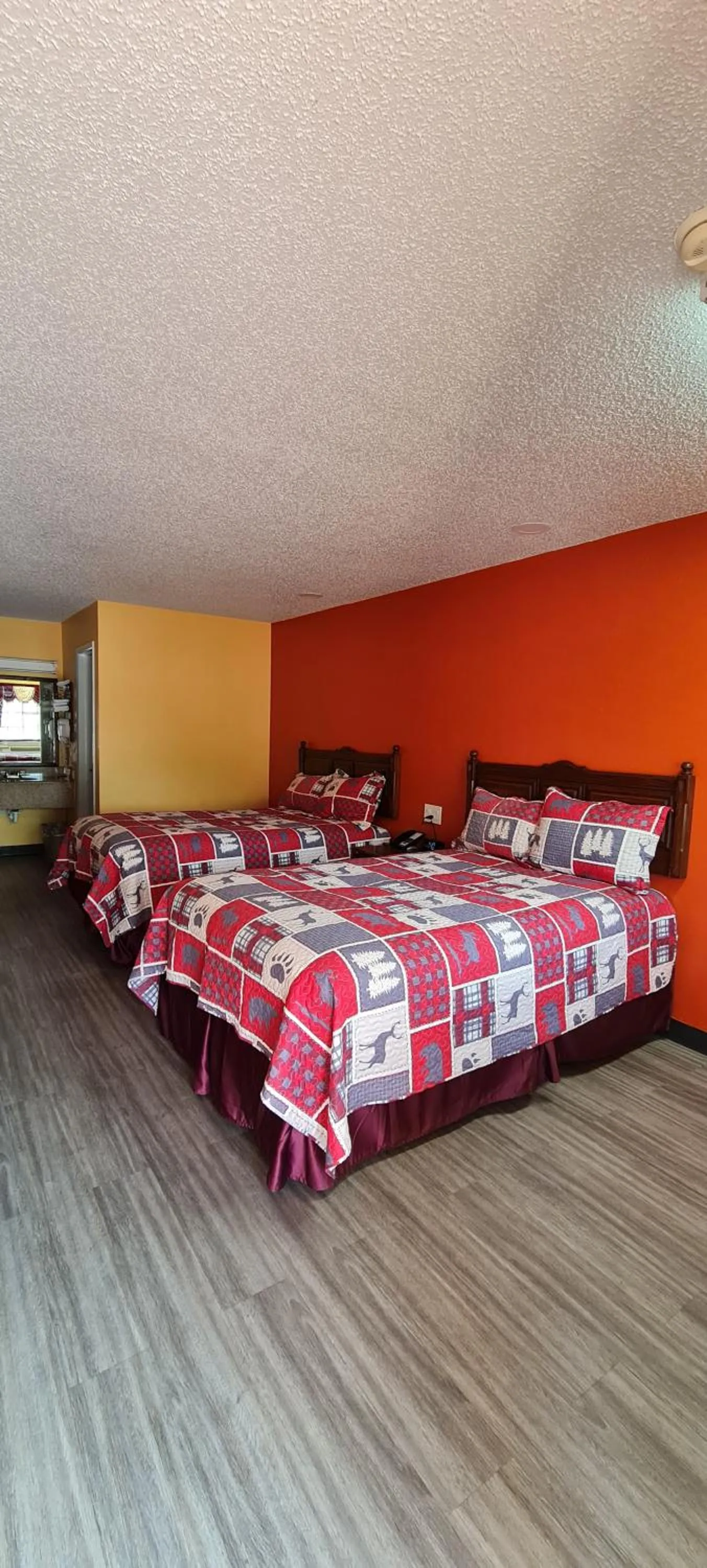 Bed in Chaparral Motel Hallettsville