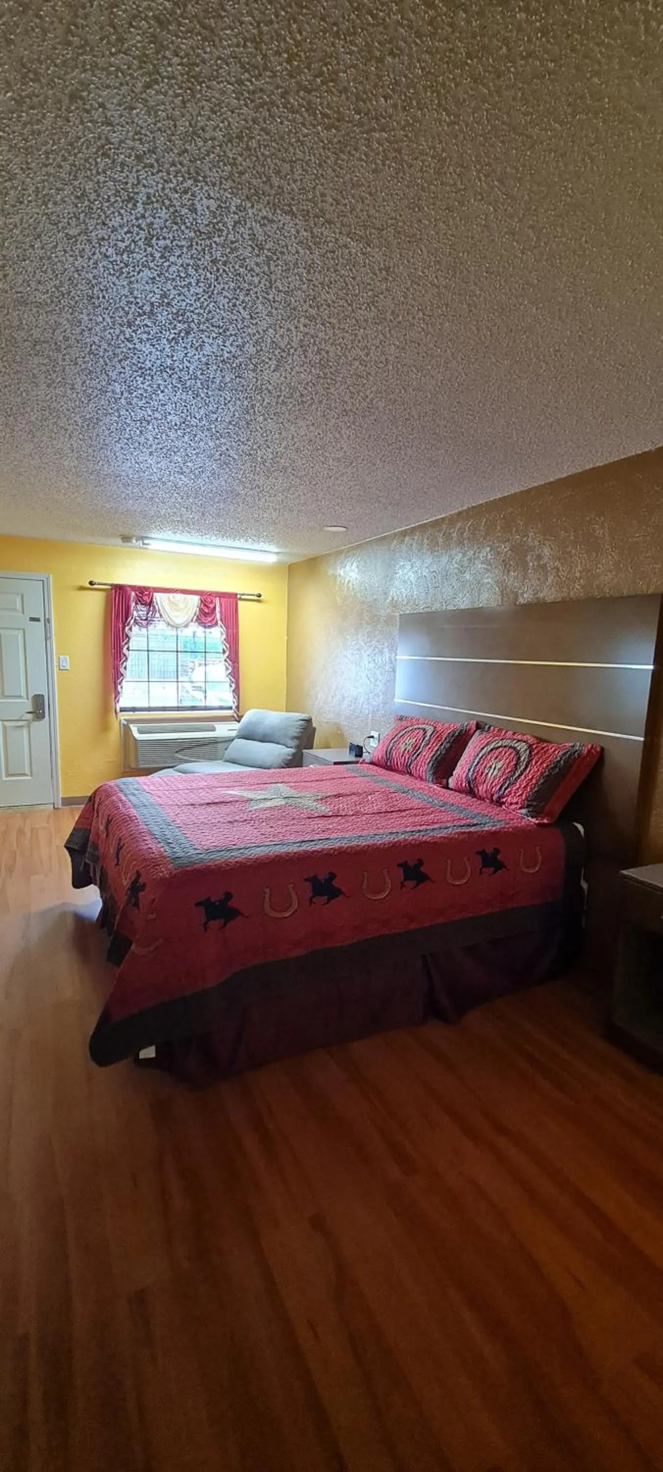 Bed in Chaparral Motel Hallettsville