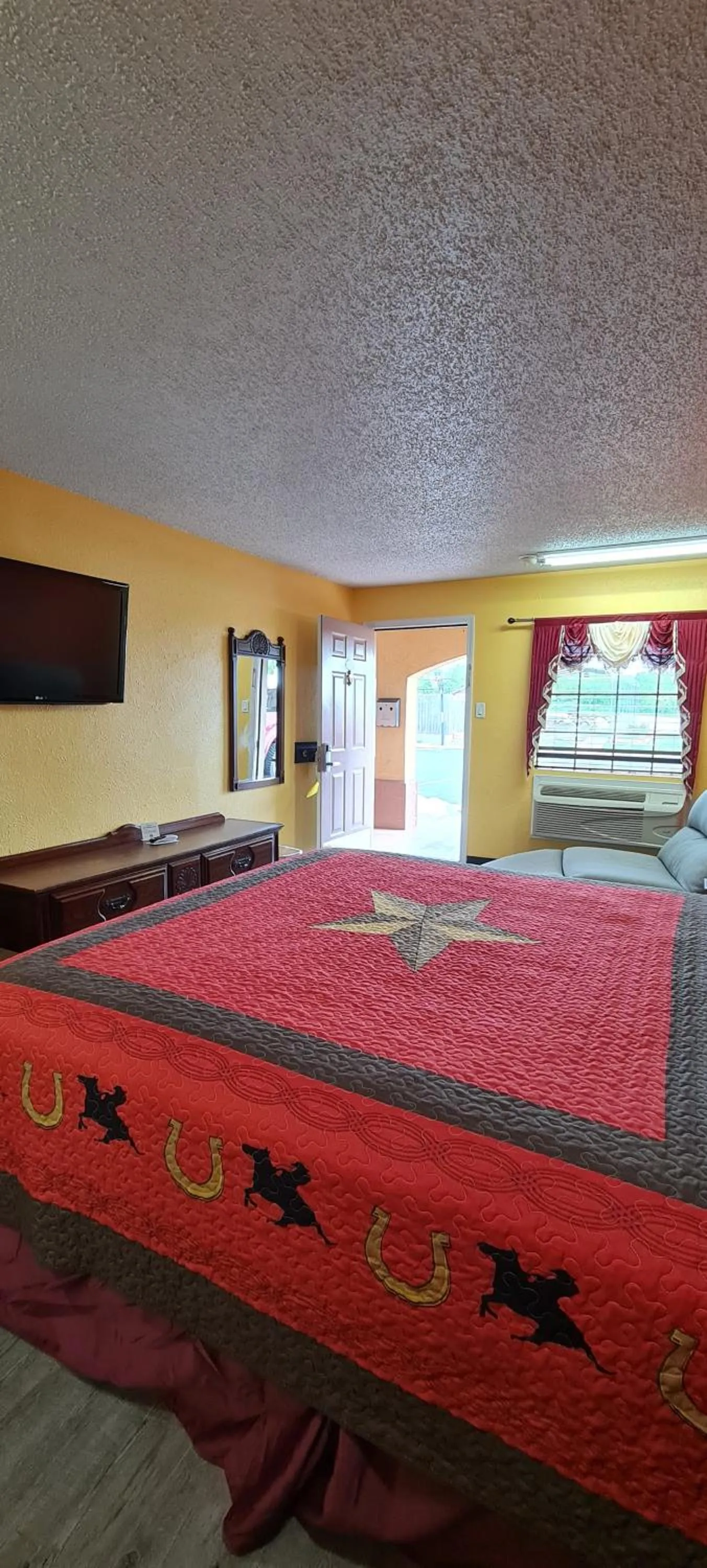 Bed in Chaparral Motel Hallettsville