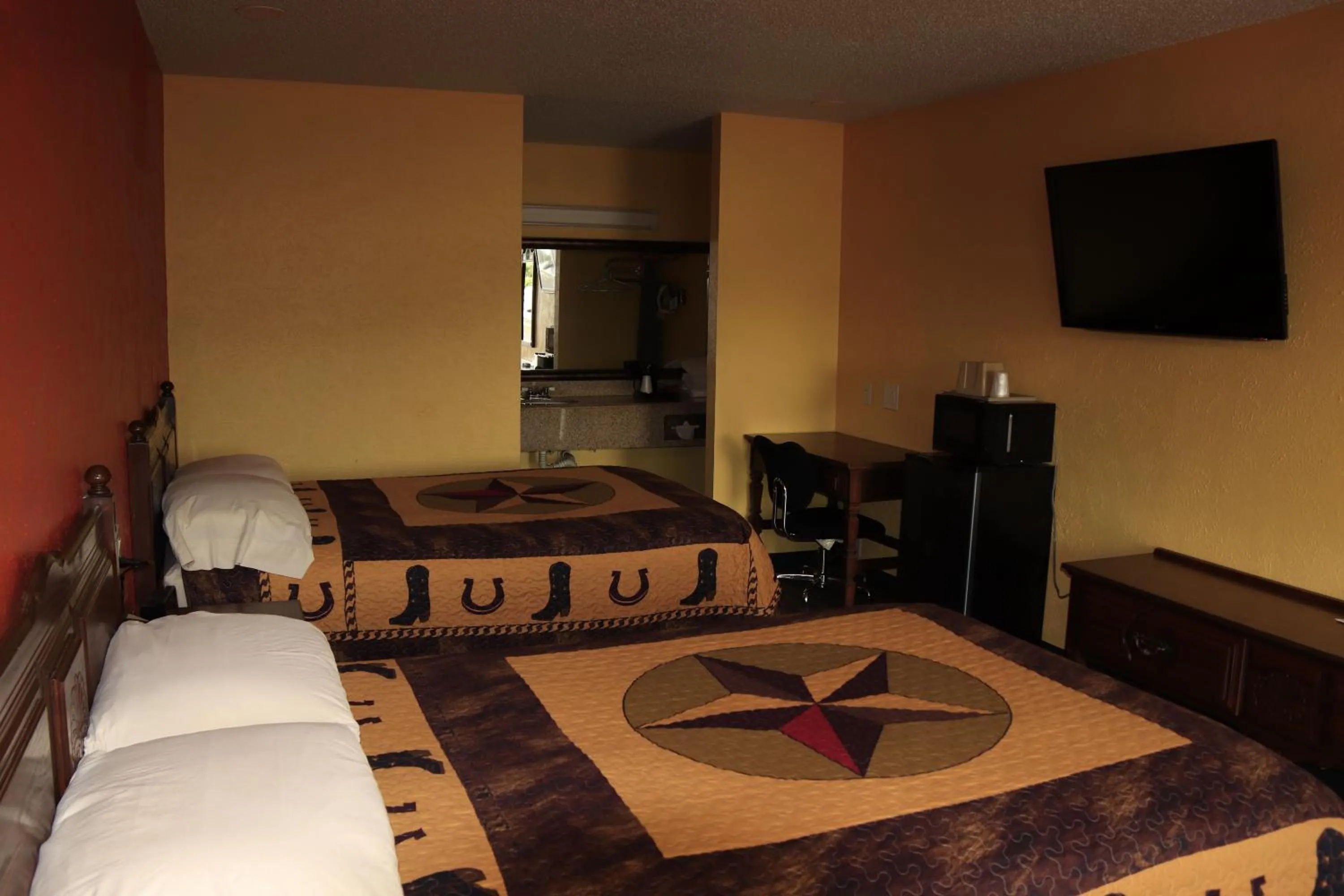 Bed in Chaparral Motel Hallettsville