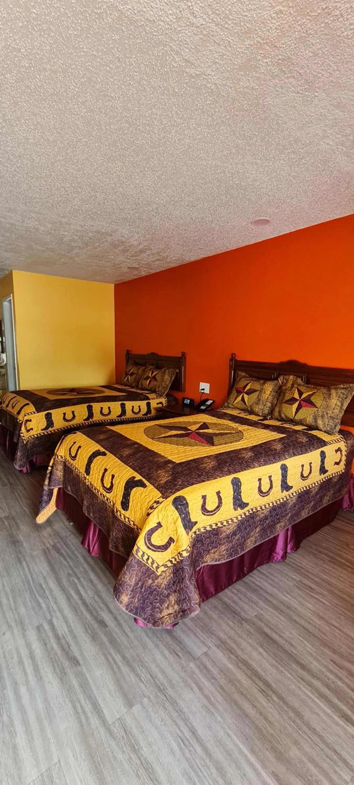 Bed in Chaparral Motel Hallettsville