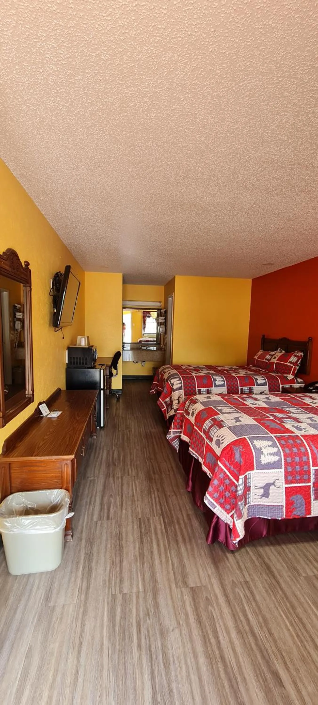 Bed in Chaparral Motel Hallettsville