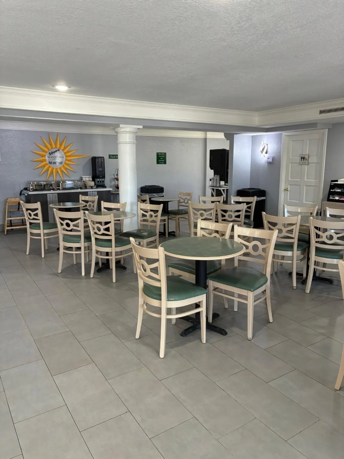 Dining area in La Quinta Inn by Wyndham Farmington