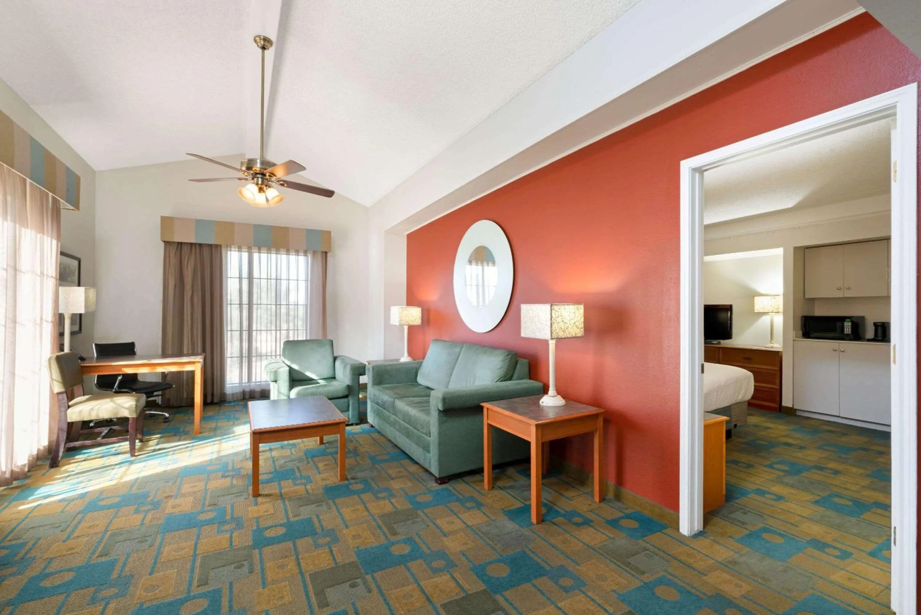 Photo of the whole room, Bed in La Quinta Inn by Wyndham Phoenix Sky Harbor Airport