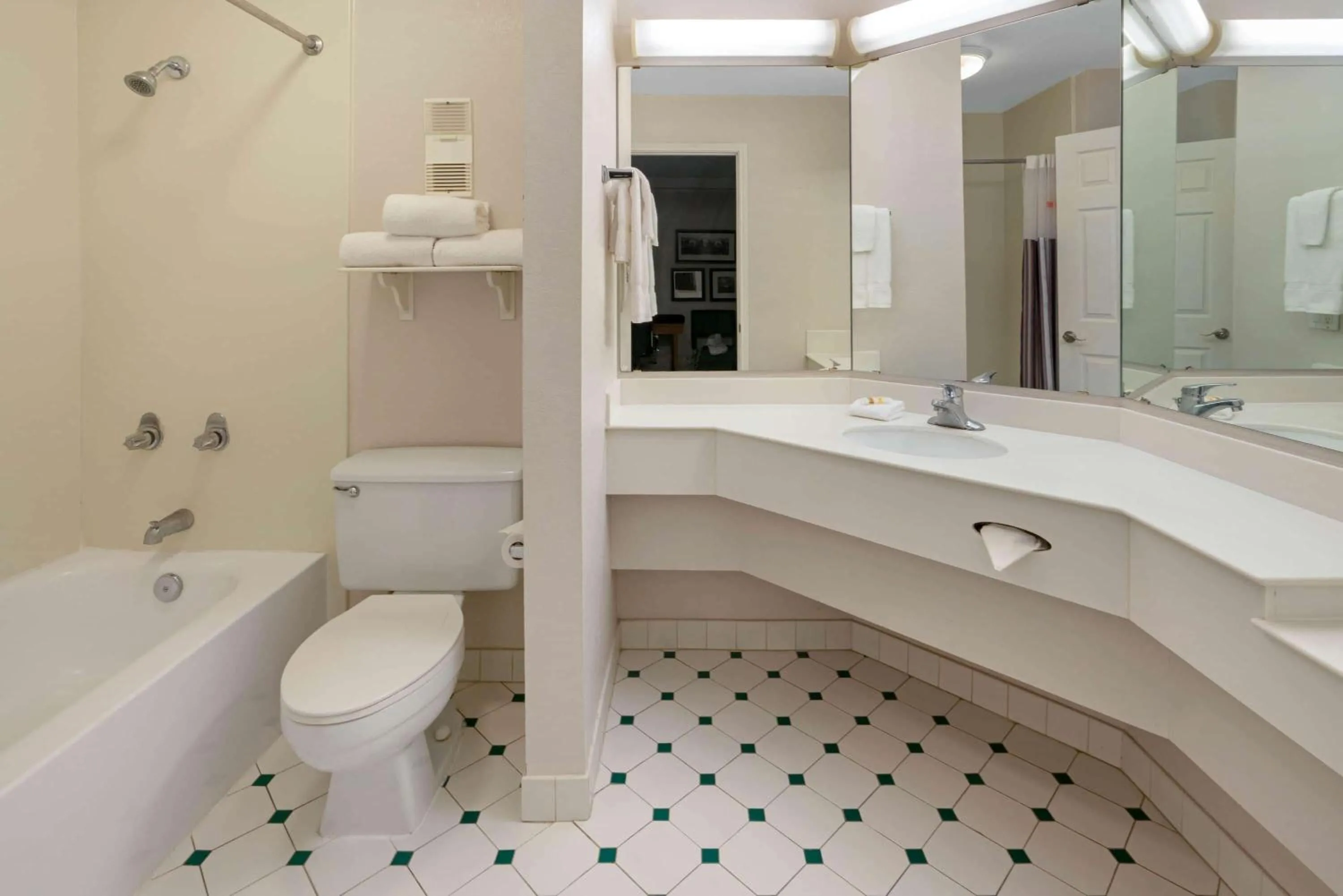 Bathroom in La Quinta Inn by Wyndham Phoenix Sky Harbor Airport