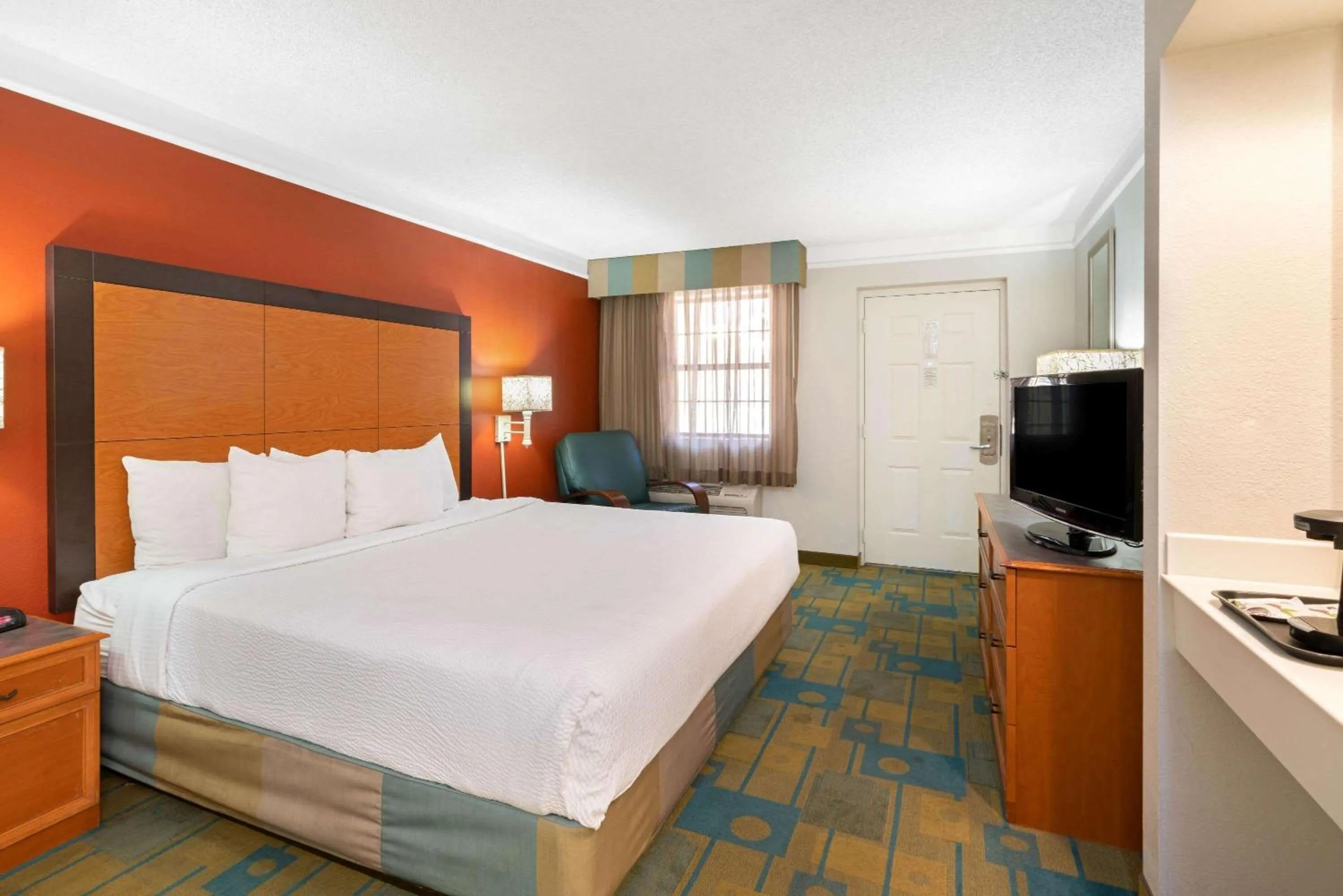 Photo of the whole room, Bed in La Quinta Inn by Wyndham Phoenix Sky Harbor Airport